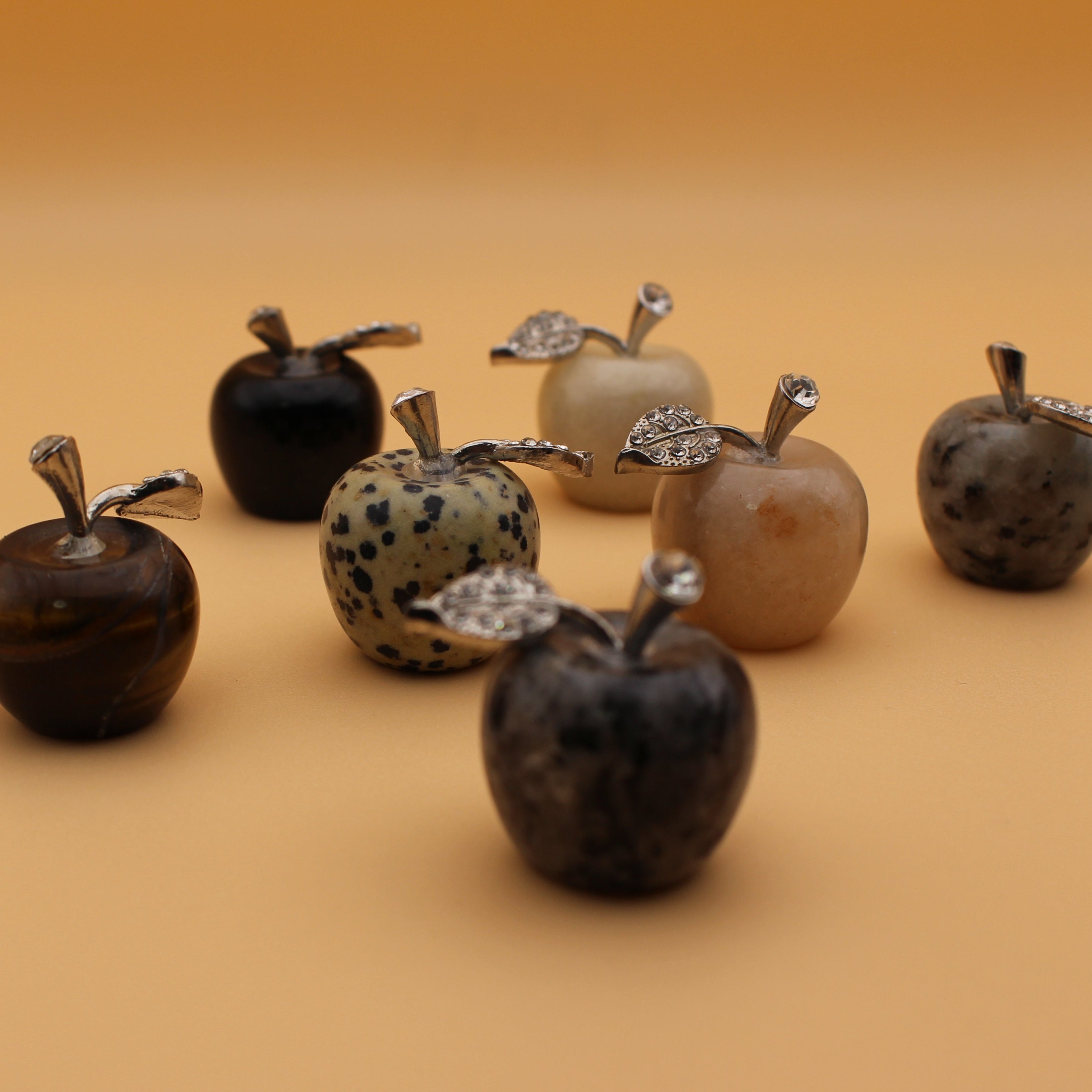 Sfera di Rubino-Zoisite – Armonia di Passione e Radicamento