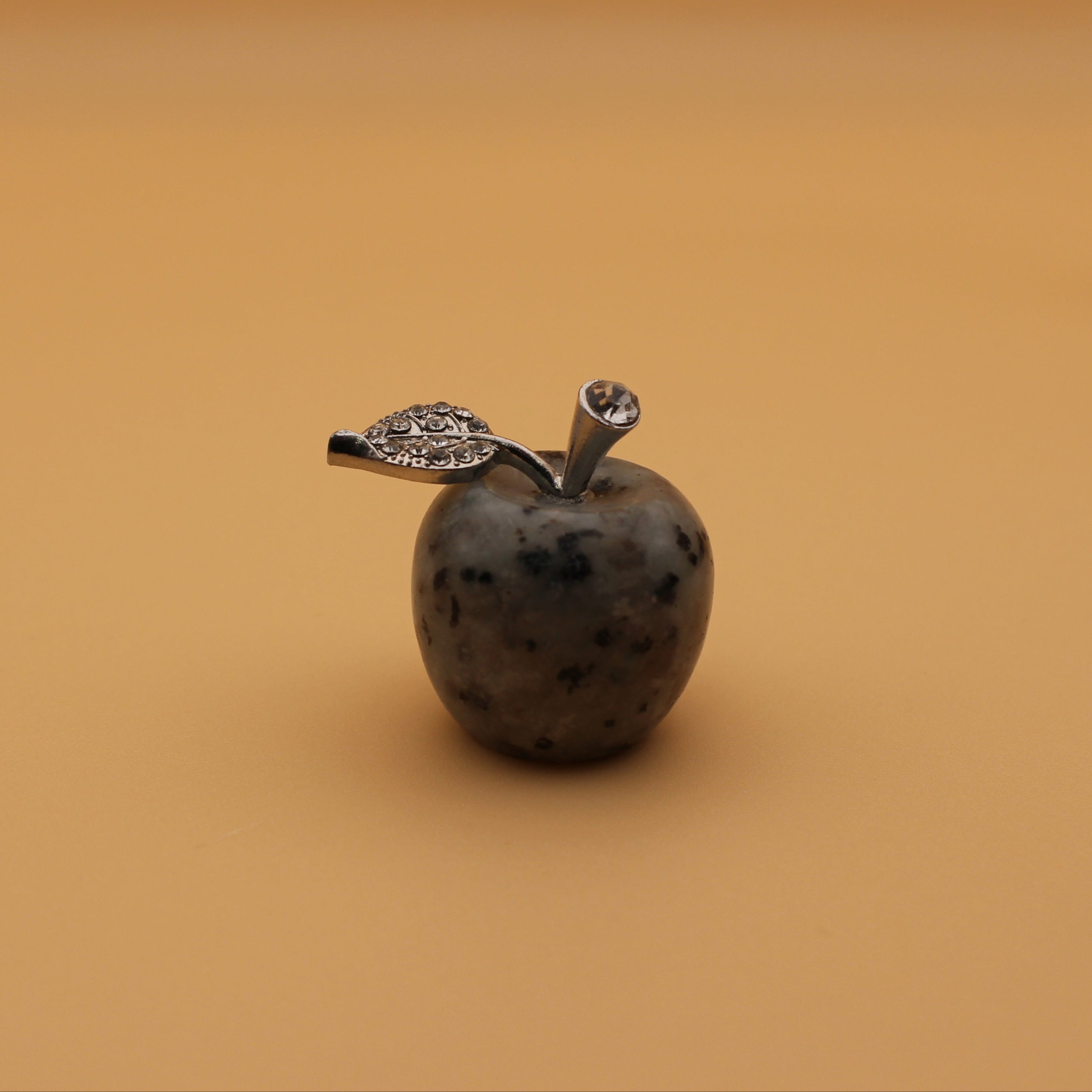 Sfera di Rubino-Zoisite – Armonia di Passione e Radicamento