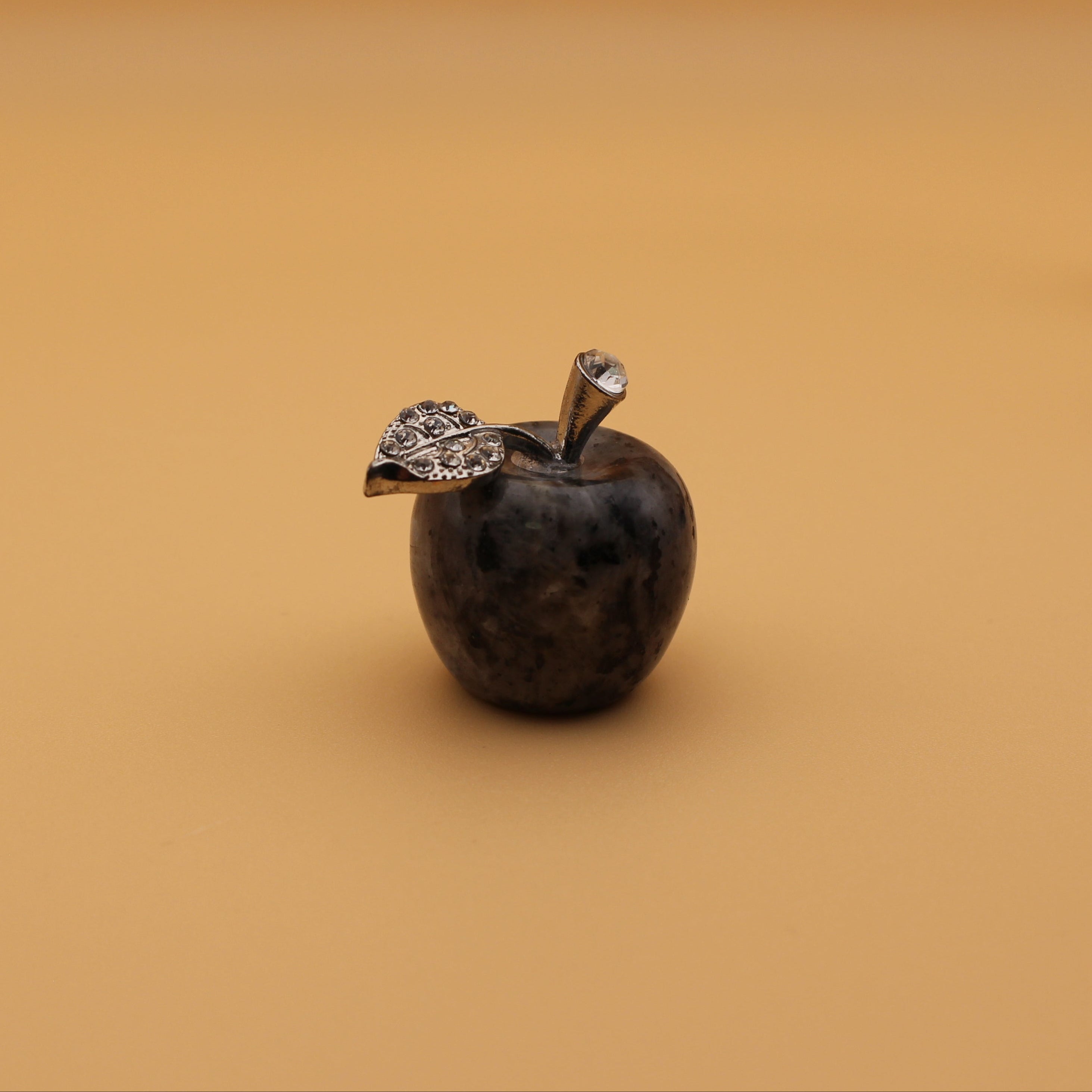 Sfera di Rubino-Zoisite – Armonia di Passione e Radicamento