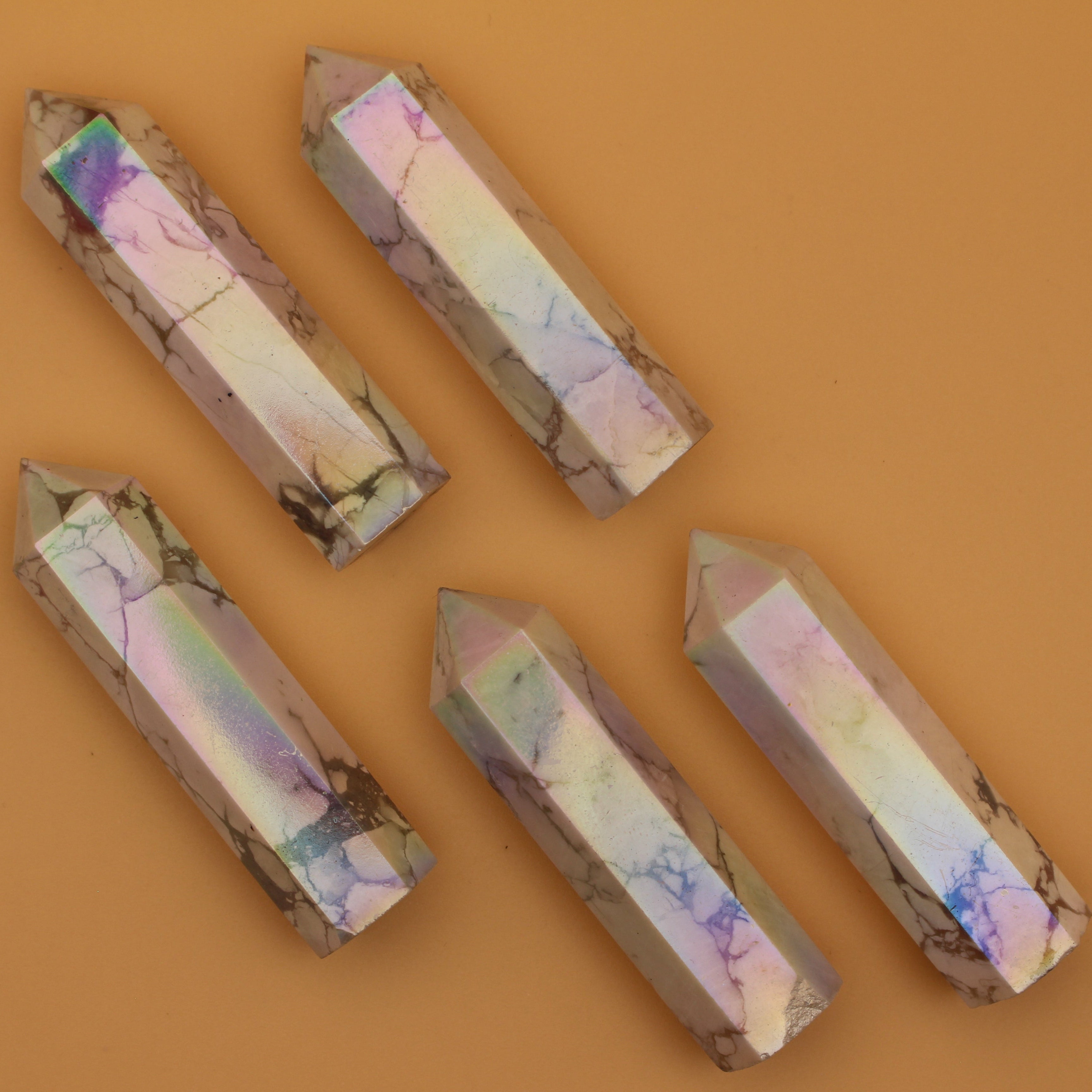 Torre Aura Howlite – Compagno scintillante per la pace interiore e la chiarezza spirituale