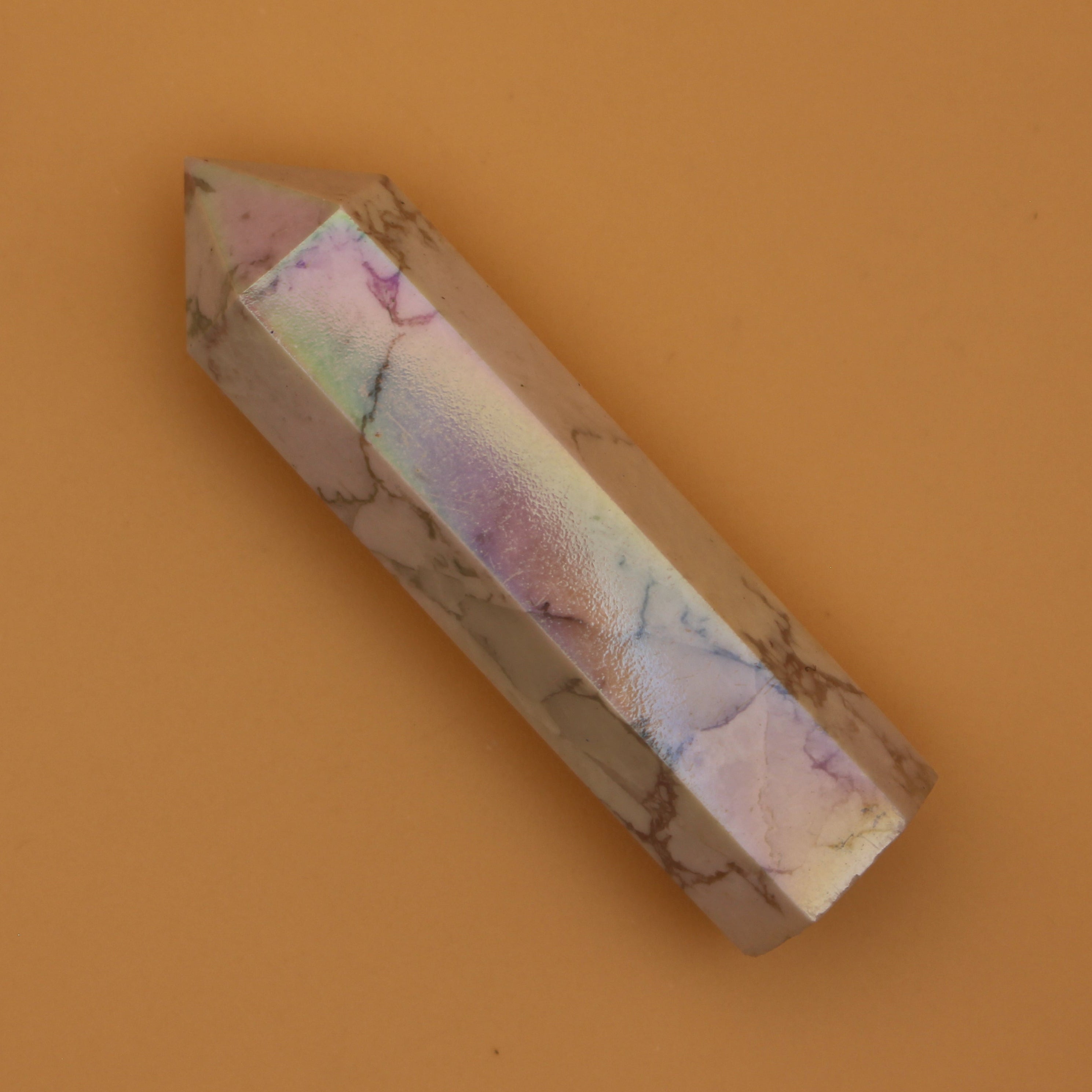 Torre Aura Howlite – Compagno scintillante per la pace interiore e la chiarezza spirituale