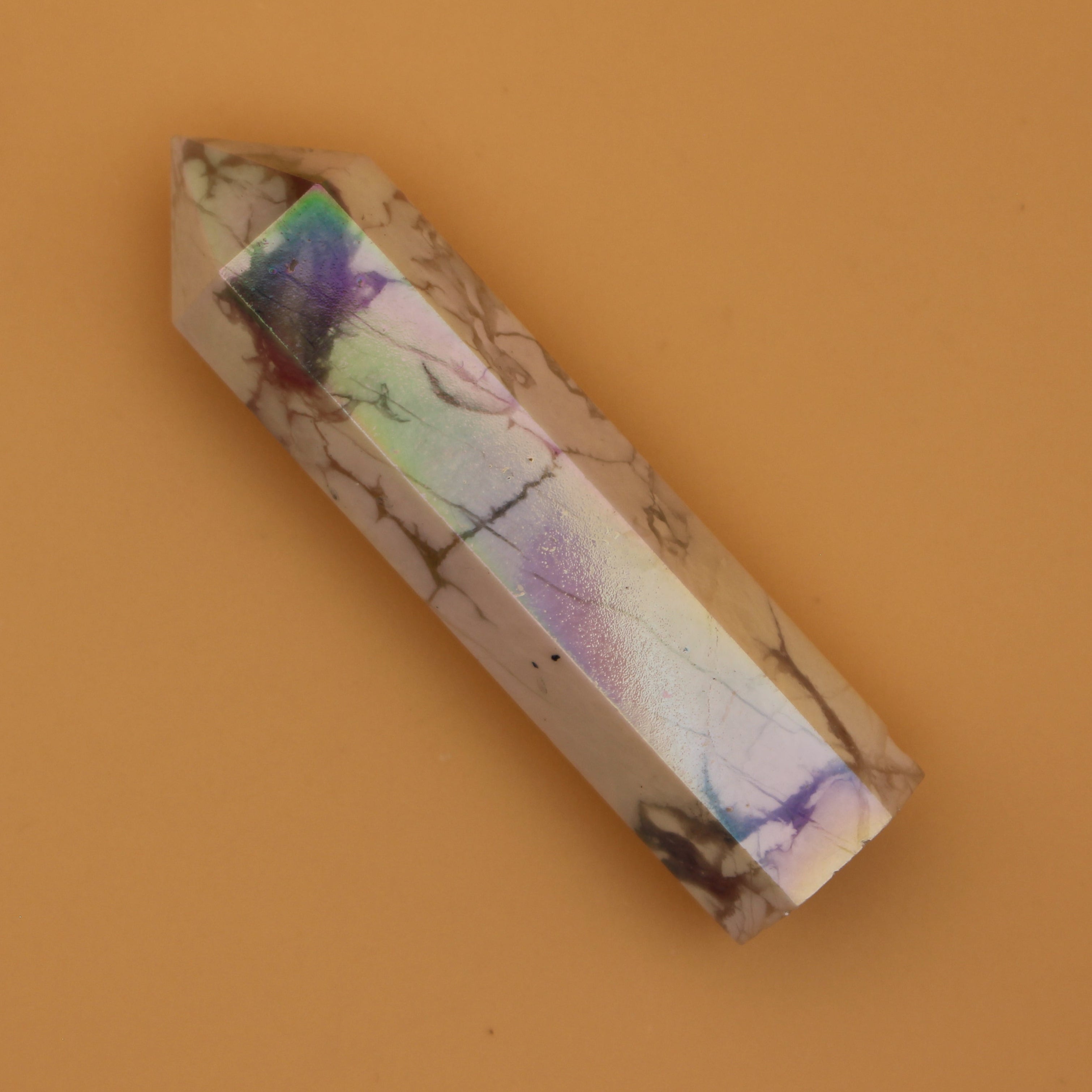 Torre Aura Howlite – Compagno scintillante per la pace interiore e la chiarezza spirituale