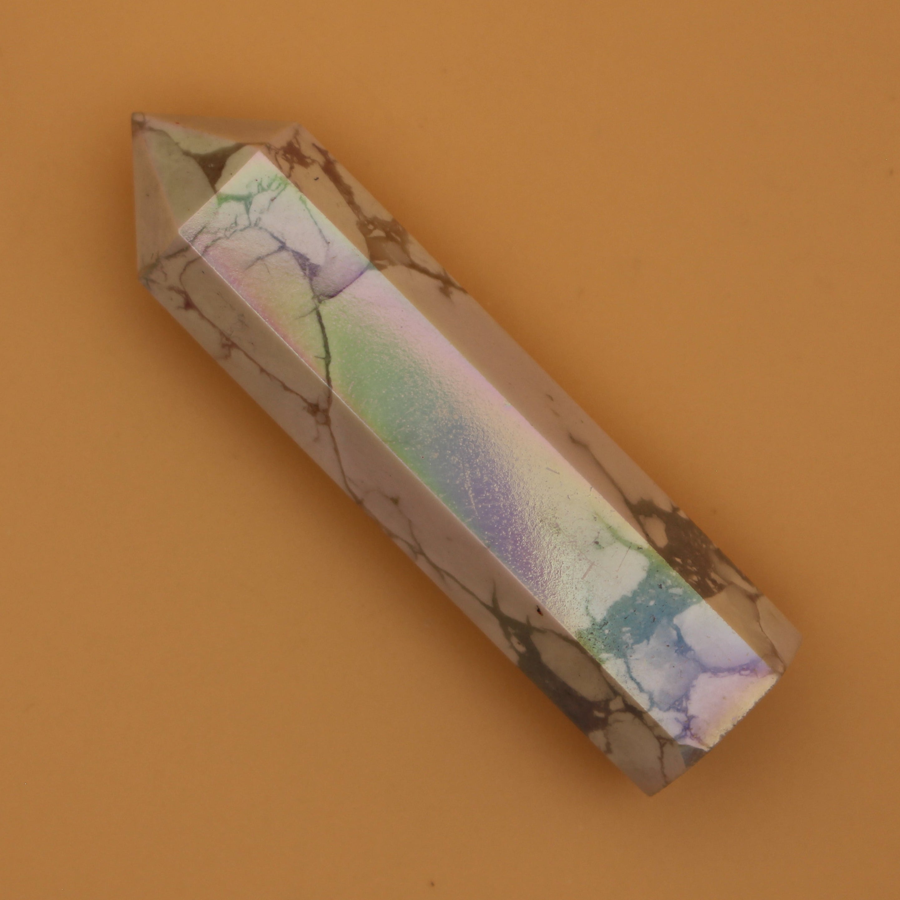 Torre Aura Howlite – Compagno scintillante per la pace interiore e la chiarezza spirituale