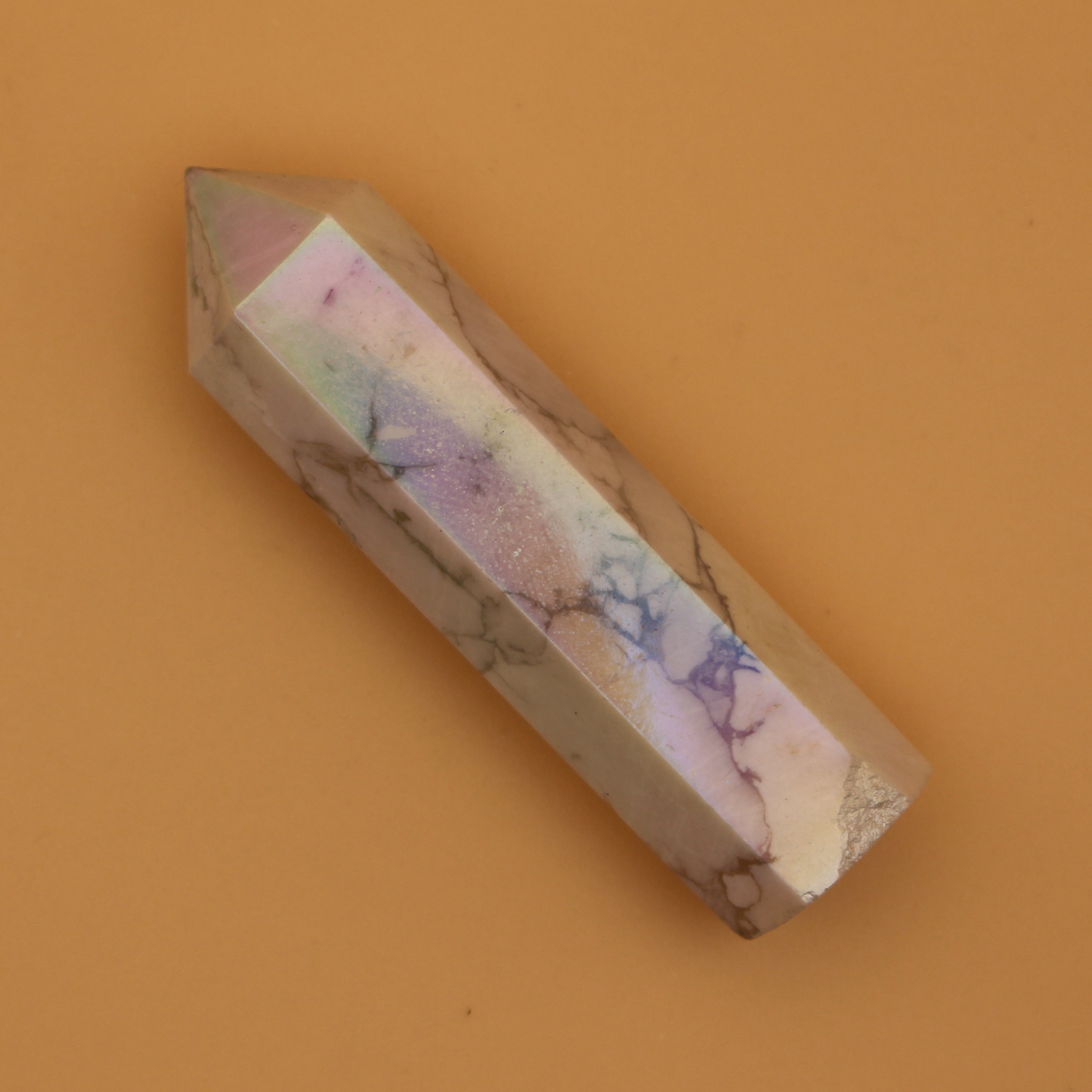 Torre Aura Howlite – Compagno scintillante per la pace interiore e la chiarezza spirituale