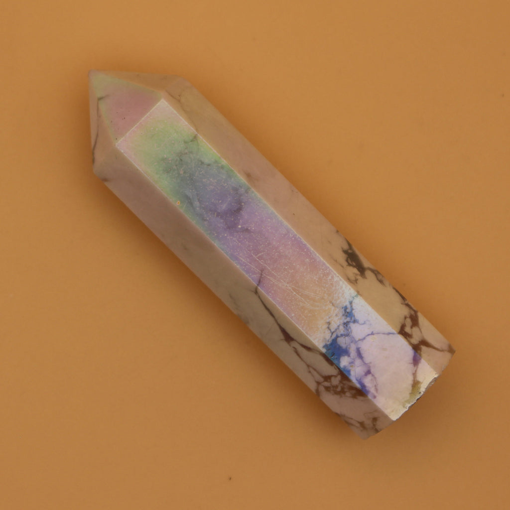 Torre Aura Howlite – Compagno scintillante per la pace interiore e la chiarezza spirituale