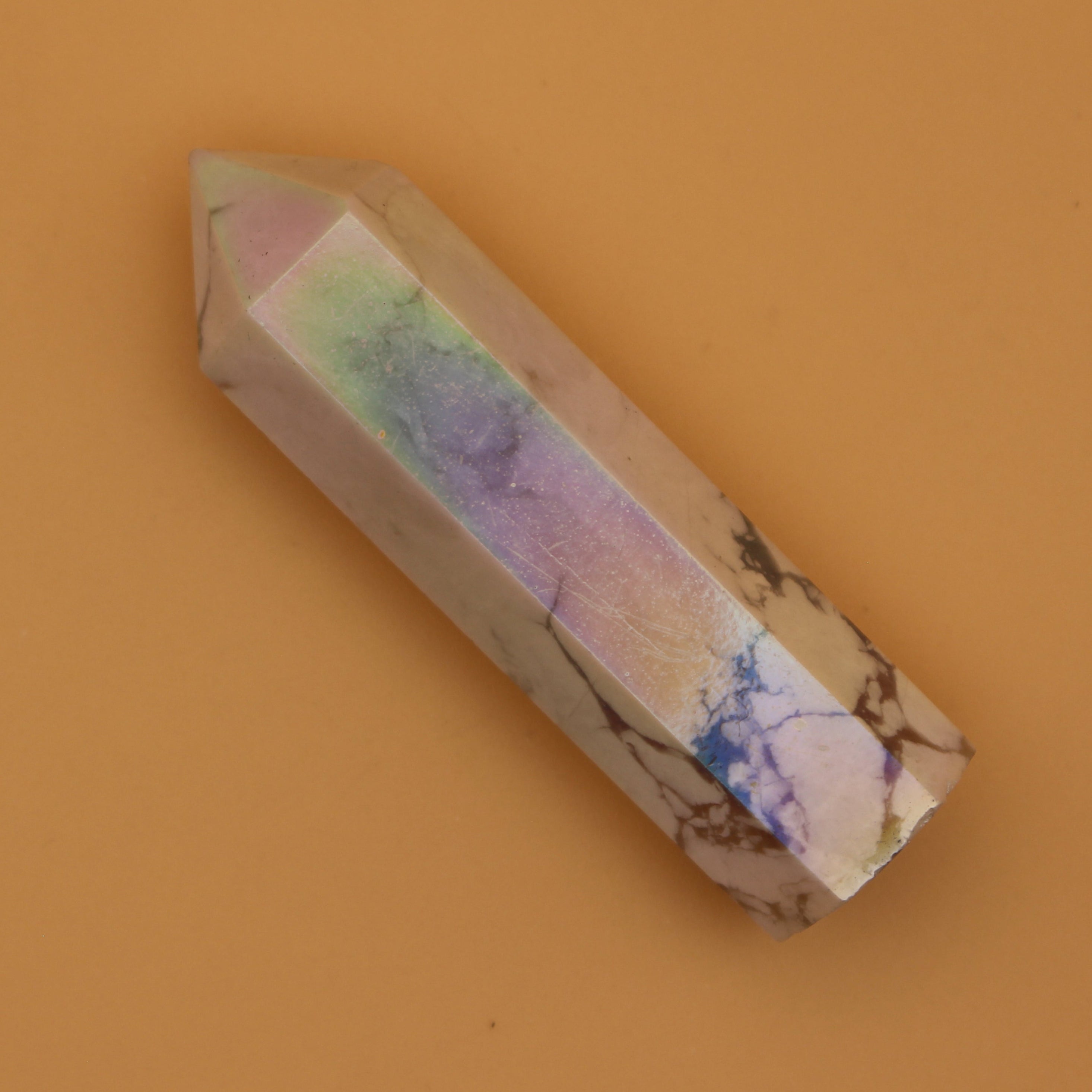 Torre Aura Howlite – Compagno scintillante per la pace interiore e la chiarezza spirituale