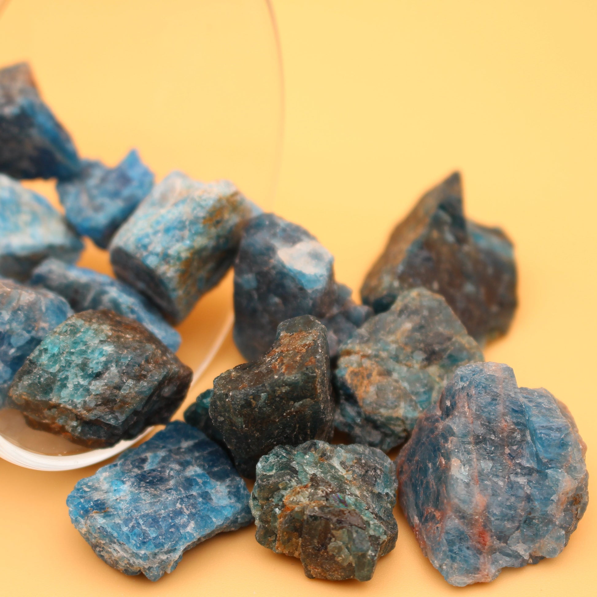 Blauer Apatit Rohstein – Klarheit, Inspiration & spirituelle Tiefe