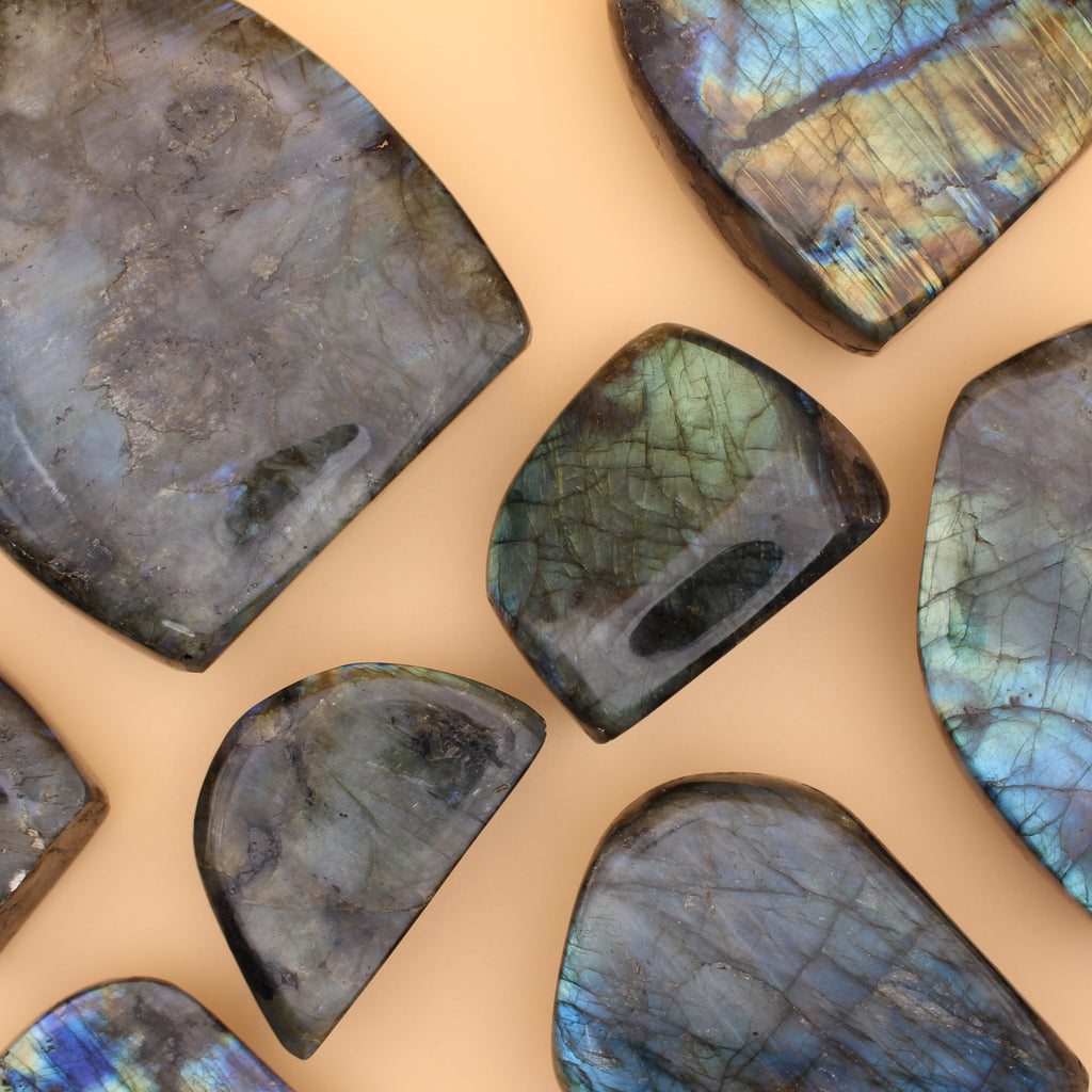 Labradorite Freeform – Pietra protettiva scintillante per intuizione e trasformazione