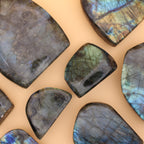 Labradorite Freeform – Pietra protettiva scintillante per intuizione e trasformazione