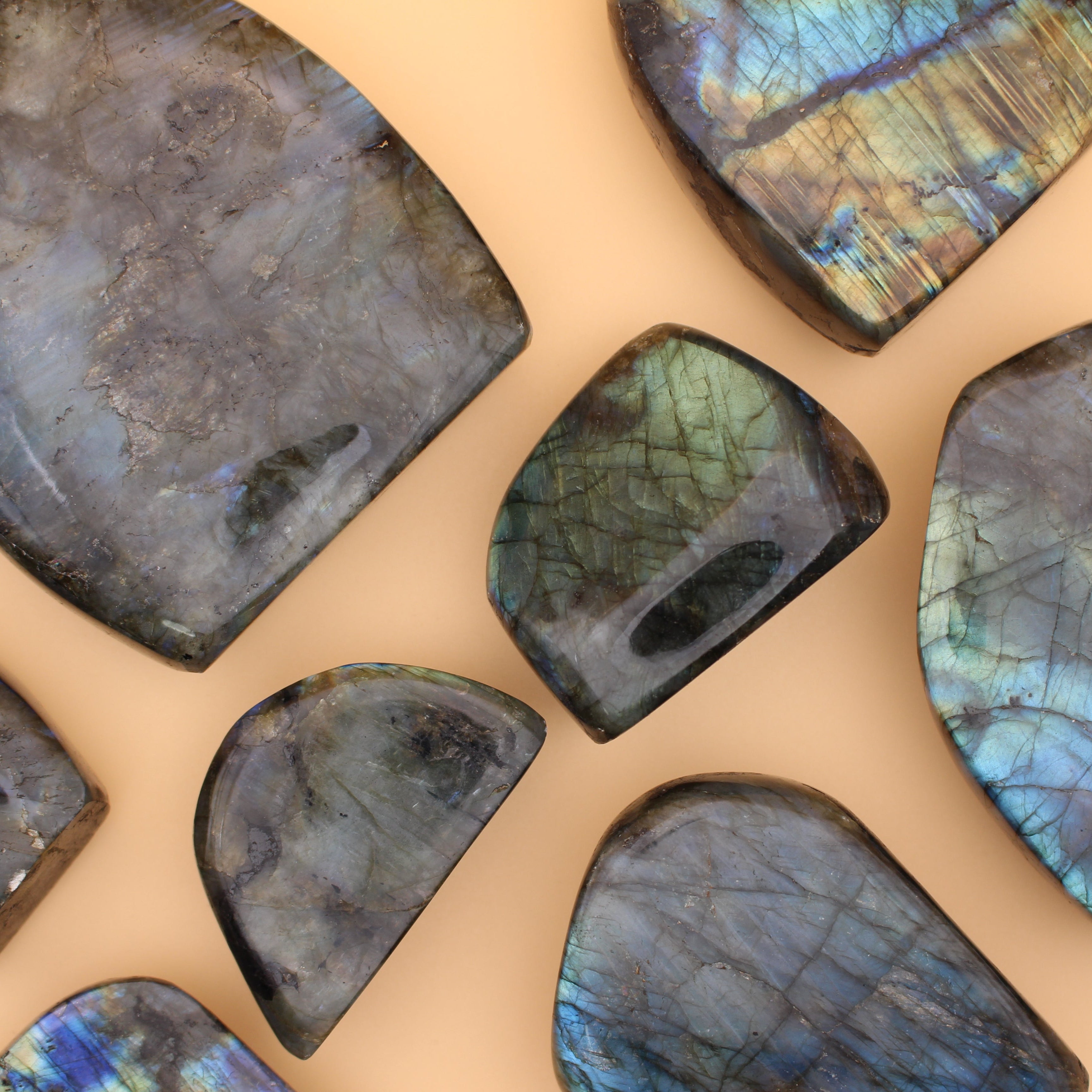 Labradorite Freeform – Pietra protettiva scintillante per intuizione e trasformazione