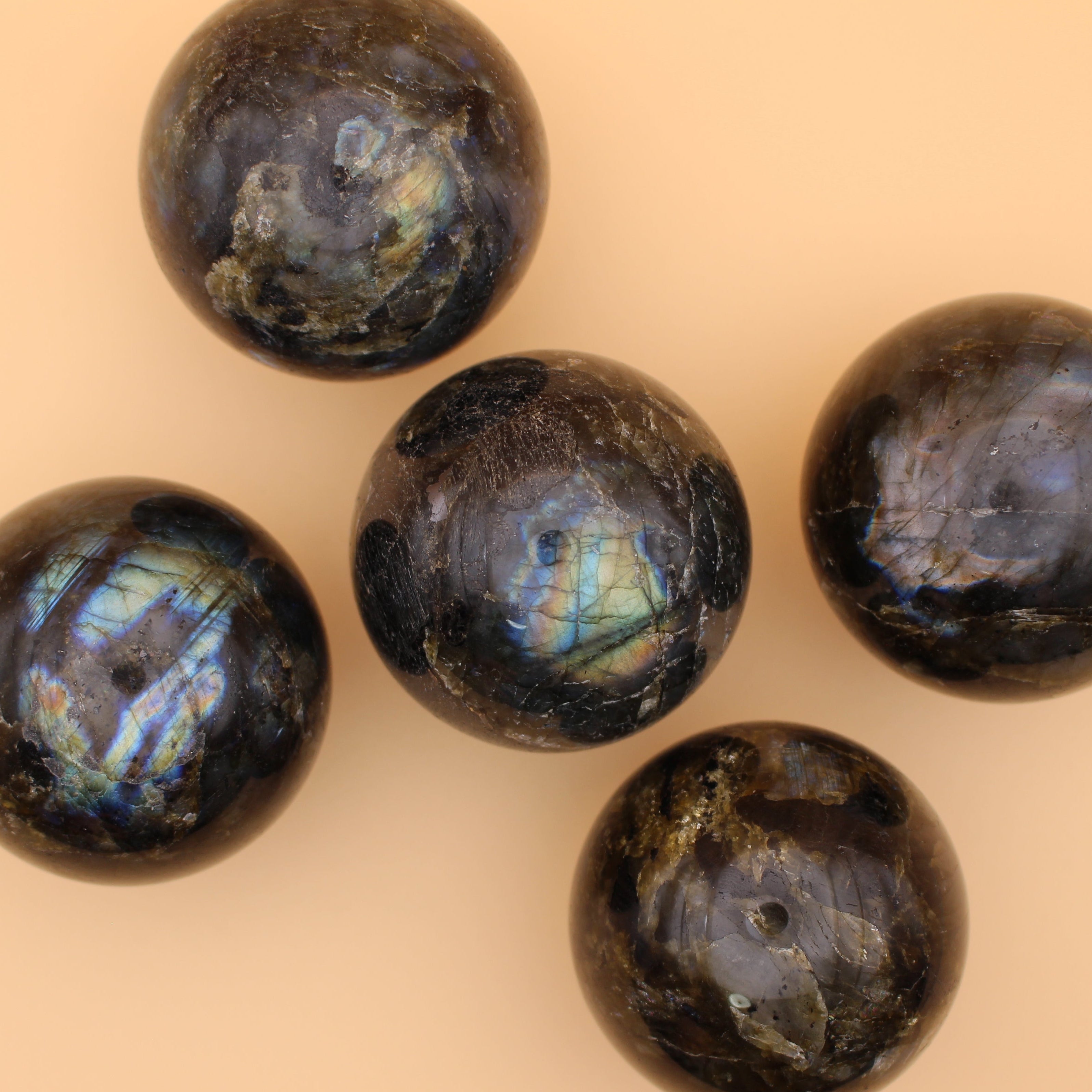 Sfera di labradorite – Pietra mistica protettiva per l'intuizione e la trasformazione