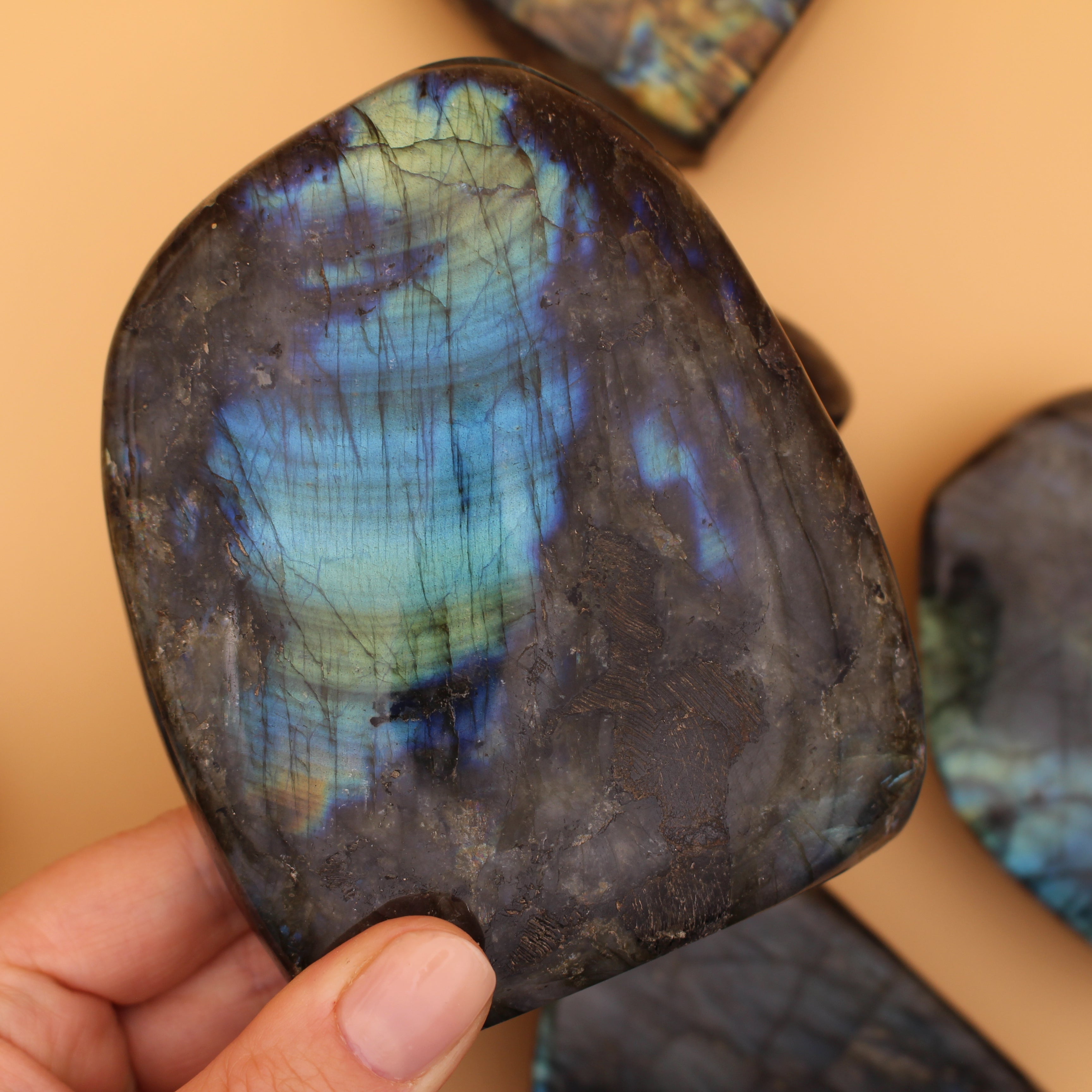 Labradorite Freeform – Pietra protettiva scintillante per intuizione e trasformazione