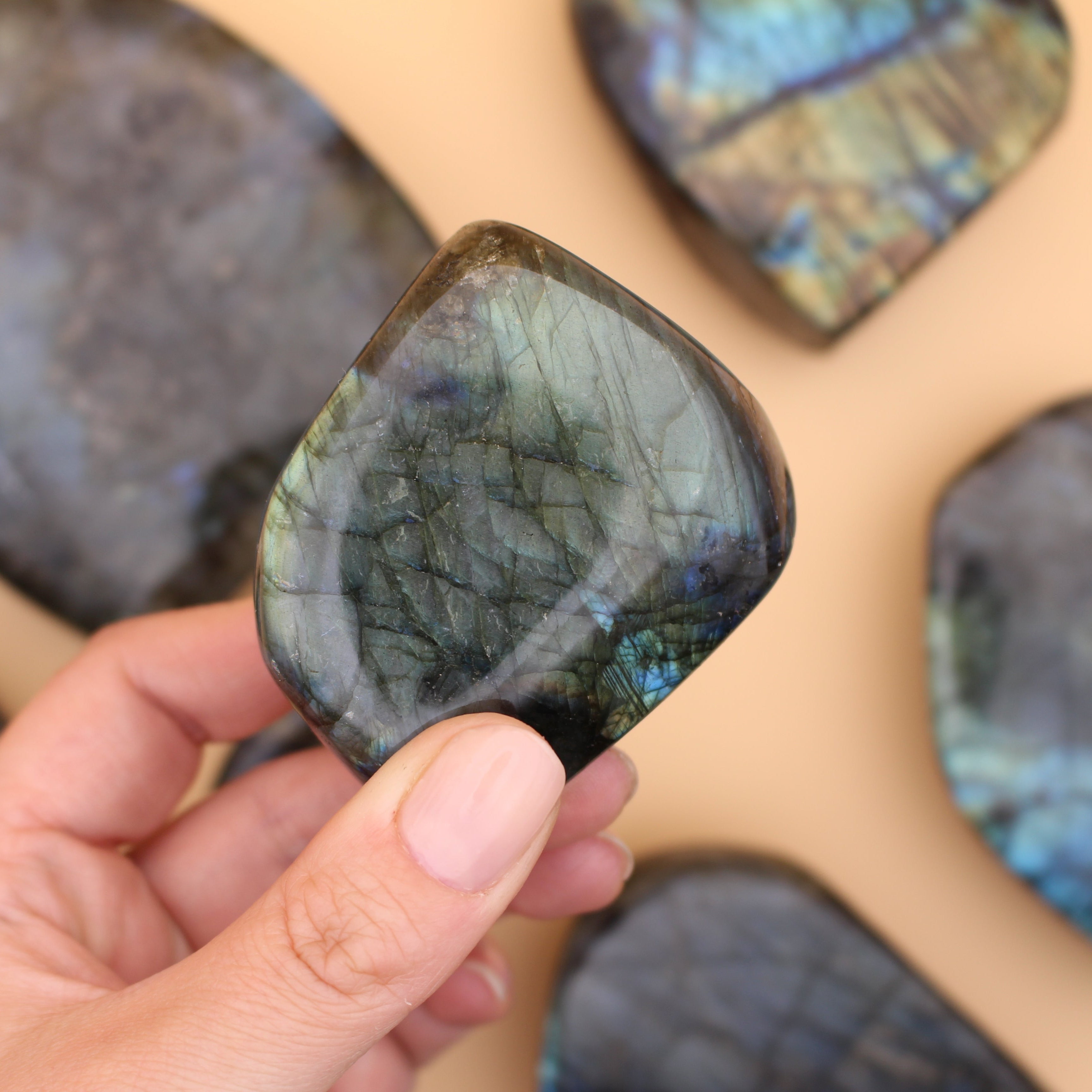 Labradorite Freeform – Pietra protettiva scintillante per intuizione e trasformazione