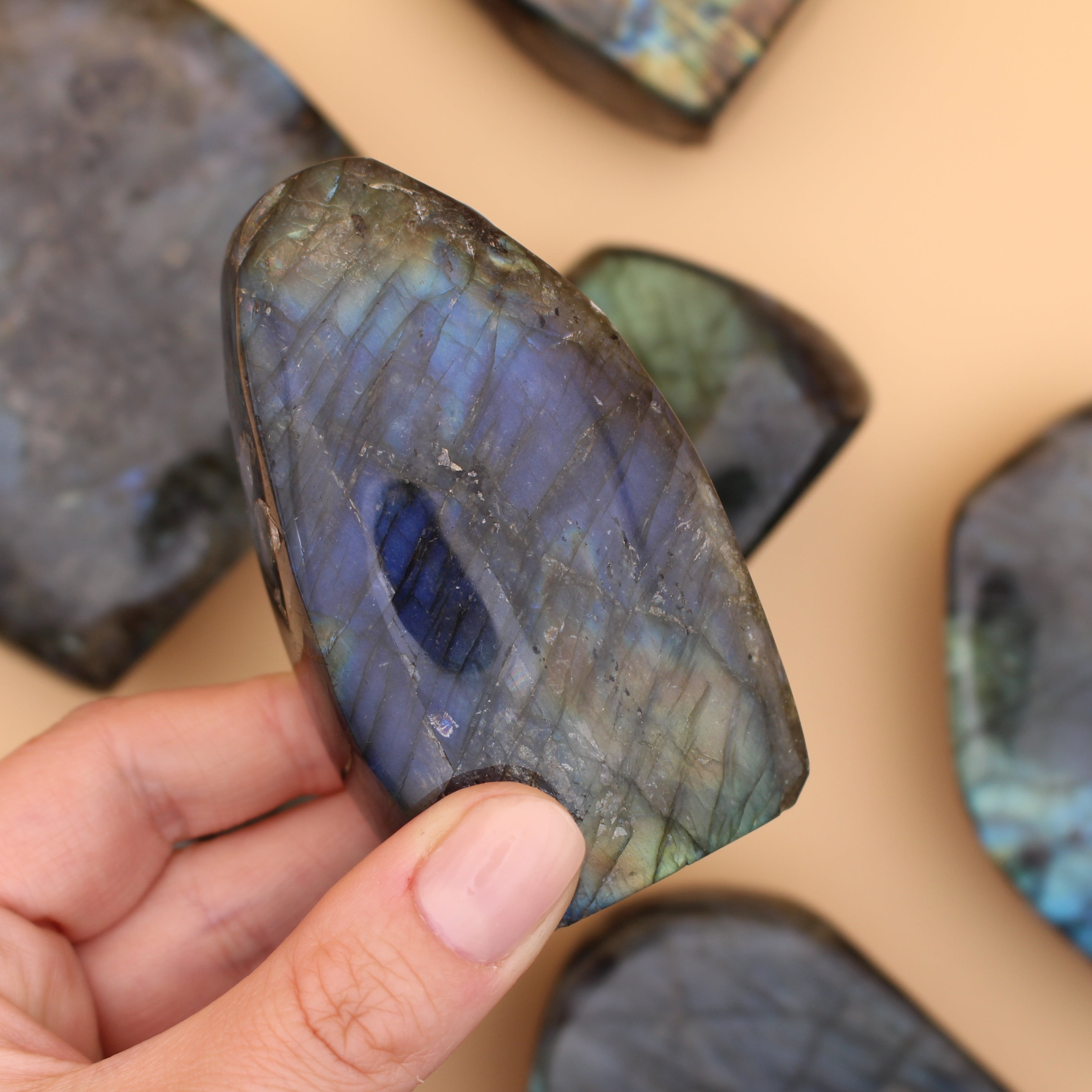 Labradorite Freeform – Pietra protettiva scintillante per intuizione e trasformazione