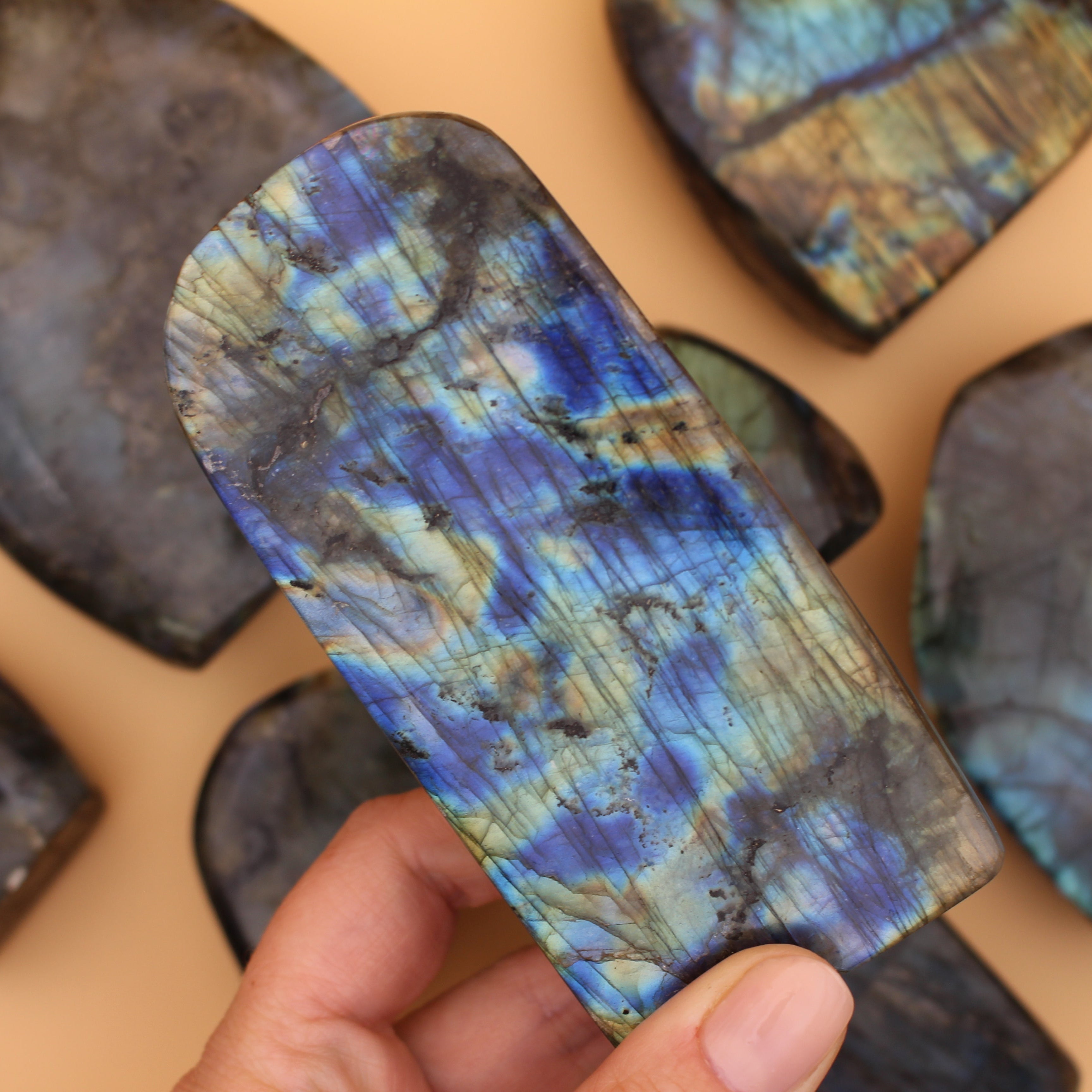 Labradorite Freeform – Pietra protettiva scintillante per intuizione e trasformazione