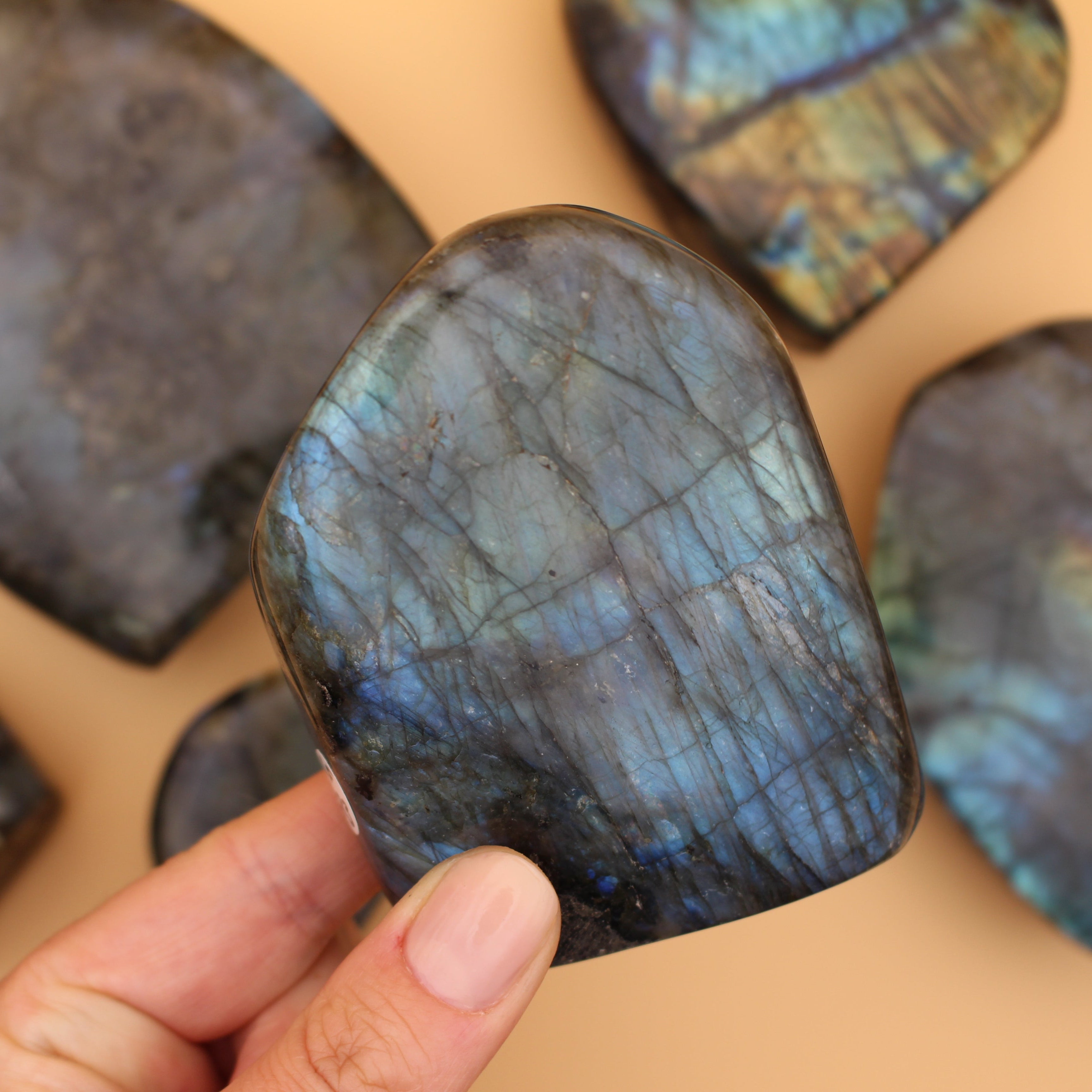 Labradorite Freeform – Pietra protettiva scintillante per intuizione e trasformazione