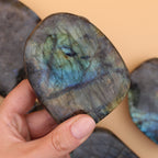 Labradorite Freeform – Pietra protettiva scintillante per intuizione e trasformazione