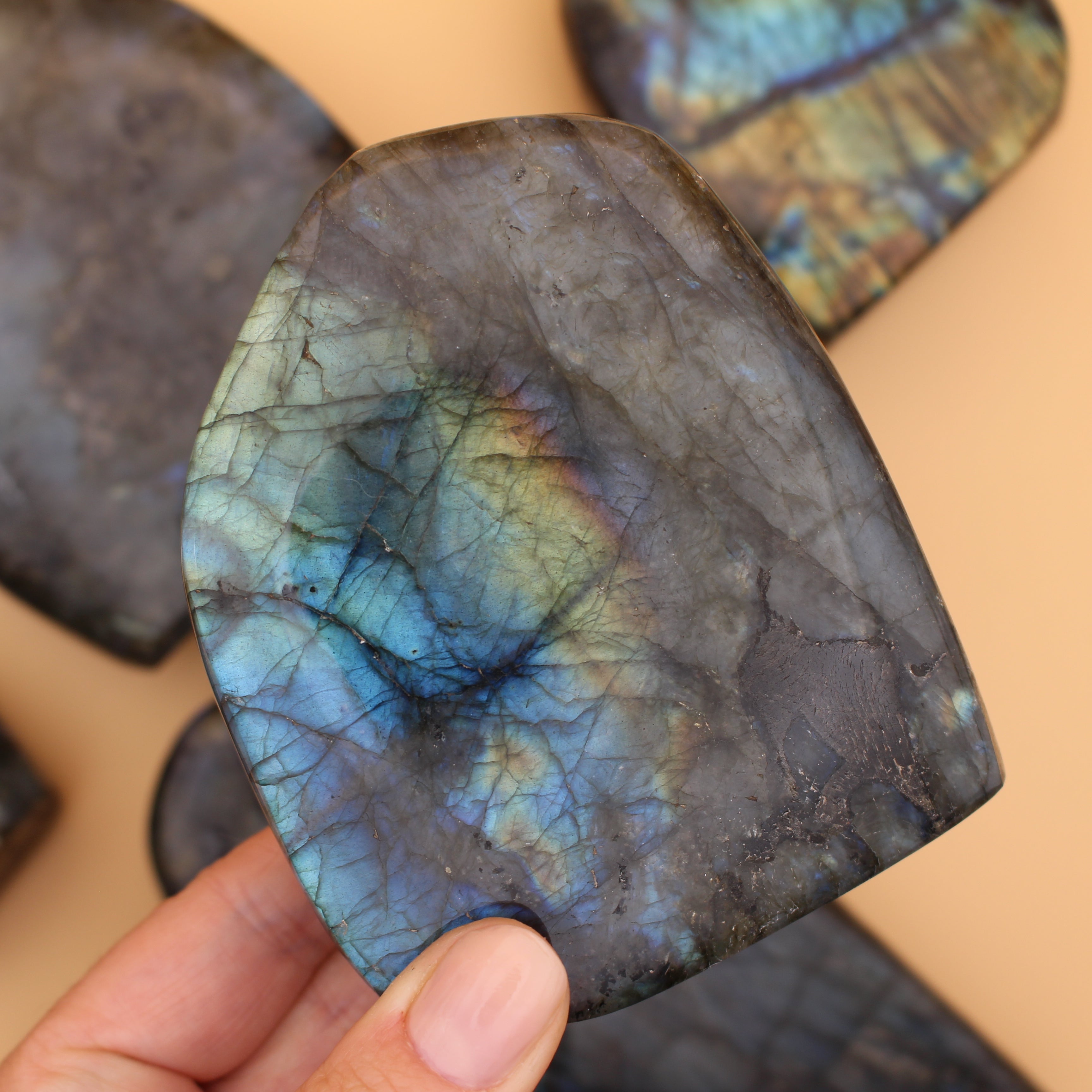 Labradorite Freeform – Pietra protettiva scintillante per intuizione e trasformazione