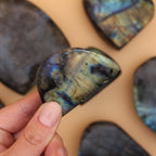 Labradorite Freeform – Pietra protettiva scintillante per intuizione e trasformazione