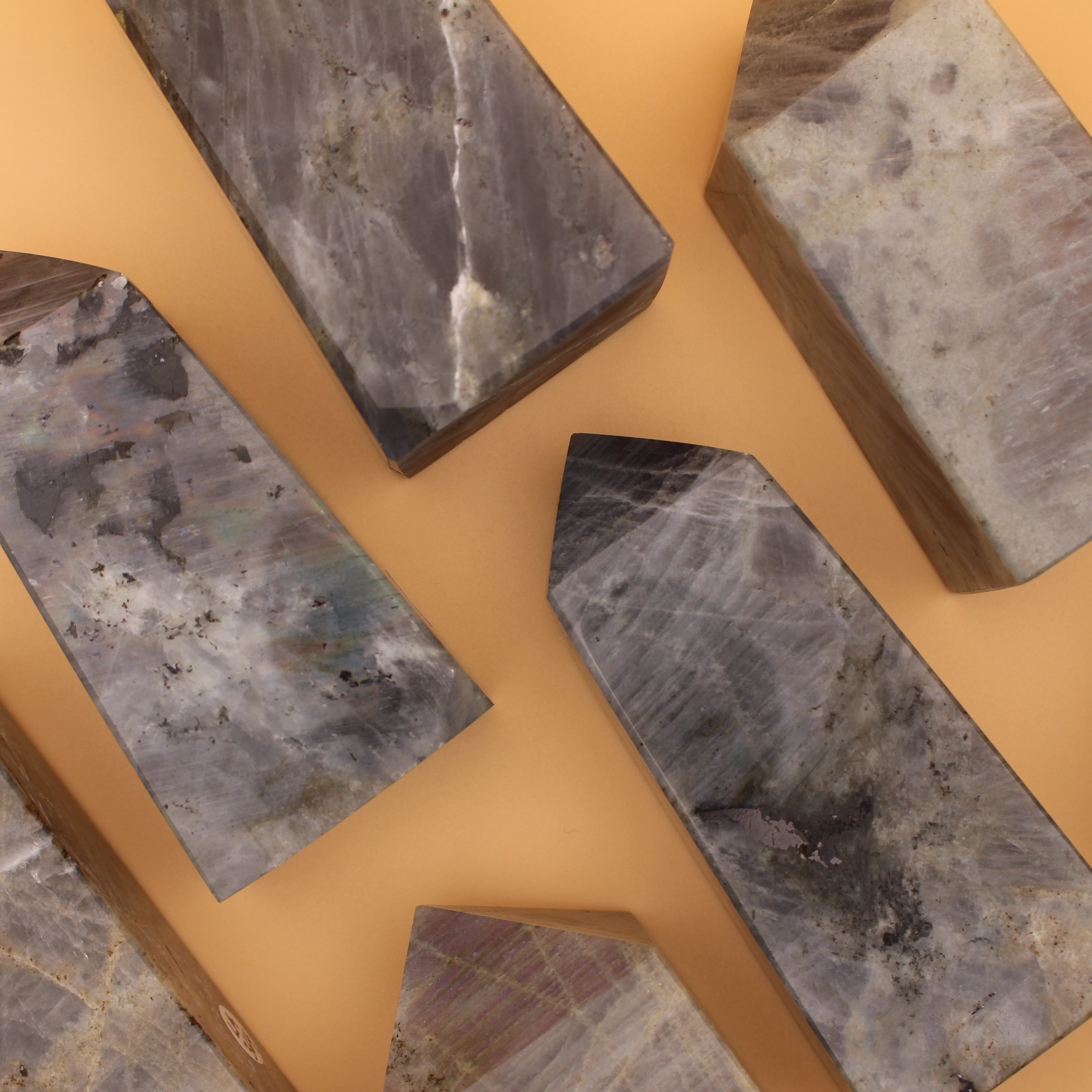 Sfera di Labradorite – Catturatore di Luce Mistico per Intuizione e Protezione