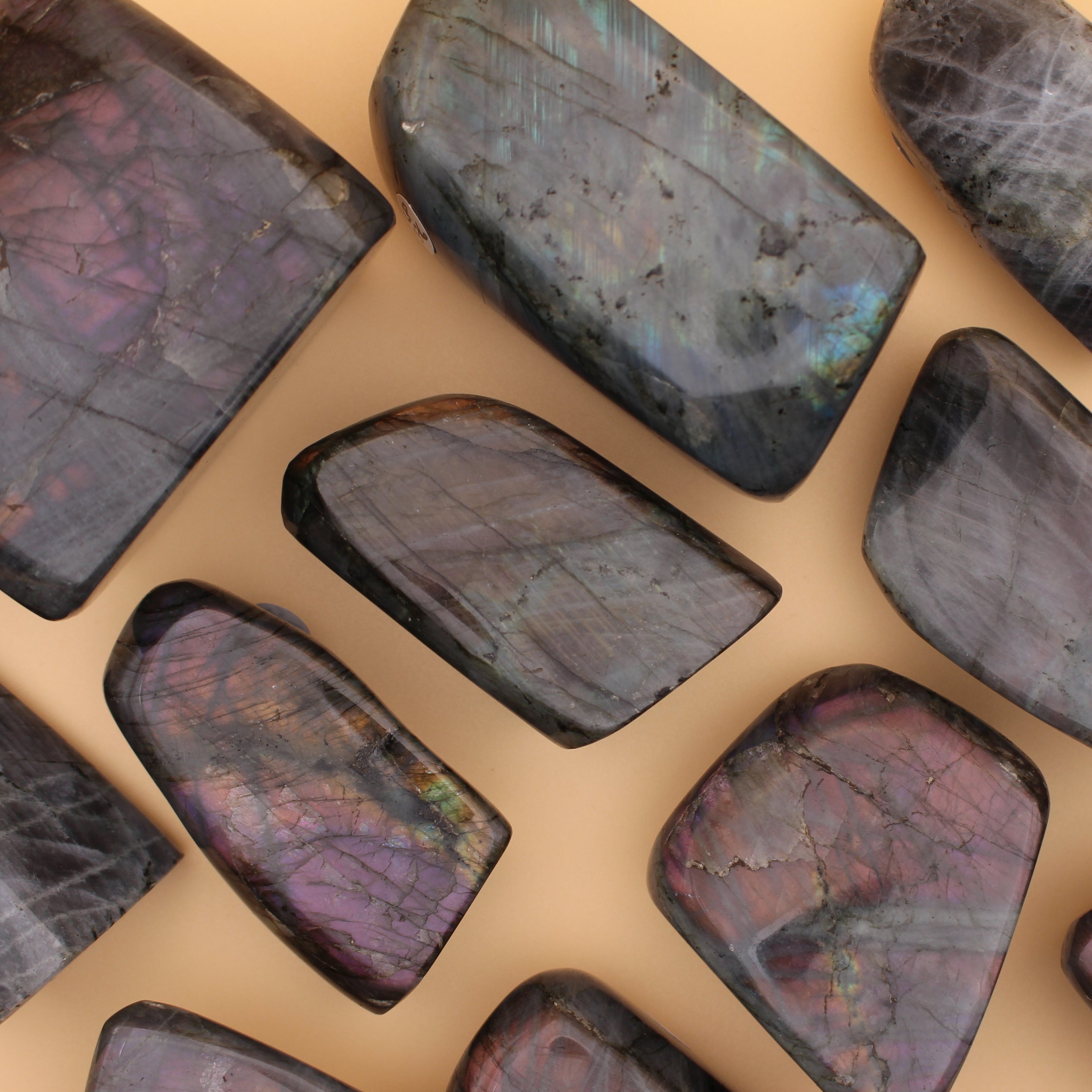Labradorite Freeform – Pietra protettiva scintillante per intuizione e trasformazione
