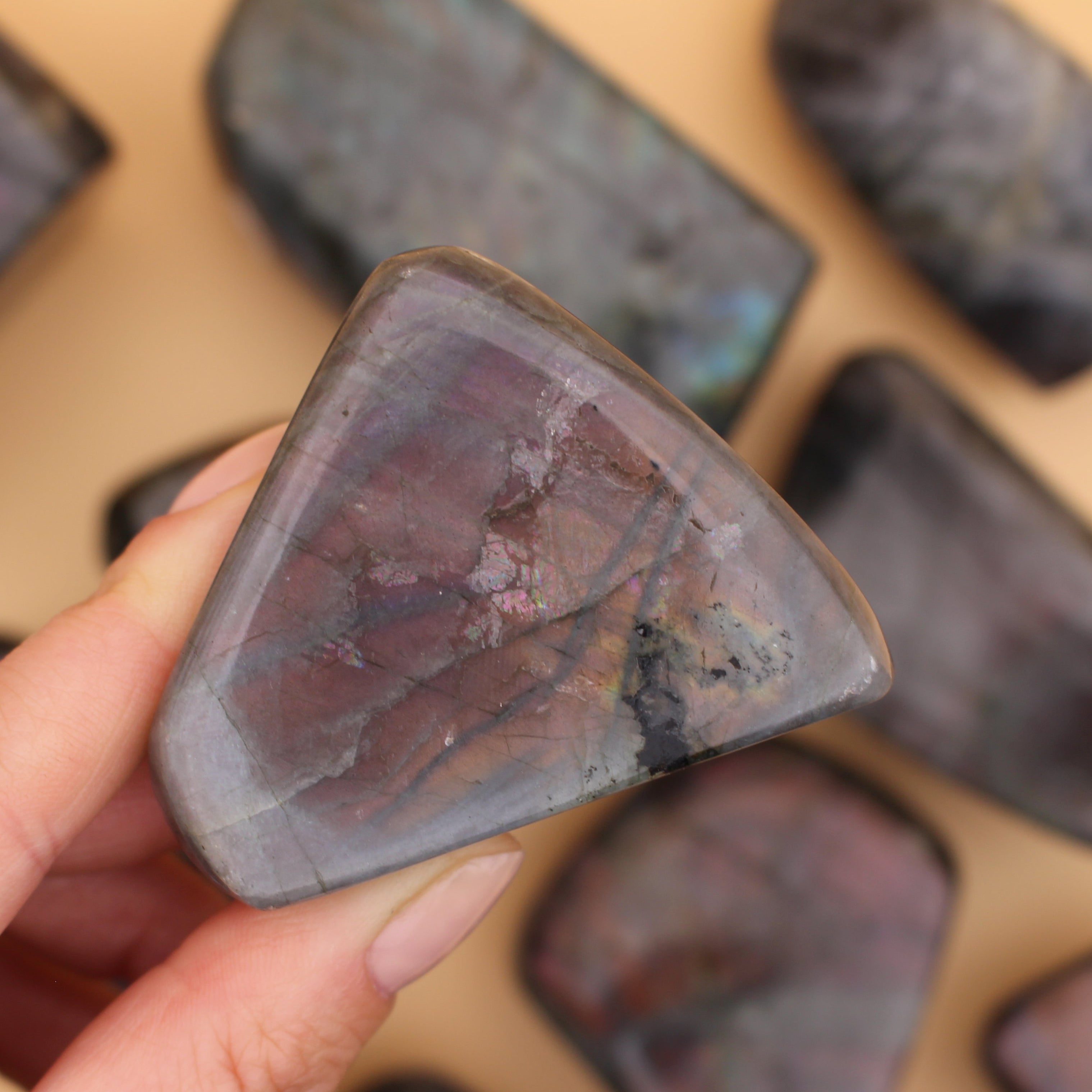 Labradorite Freeform – Pietra protettiva scintillante per intuizione e trasformazione