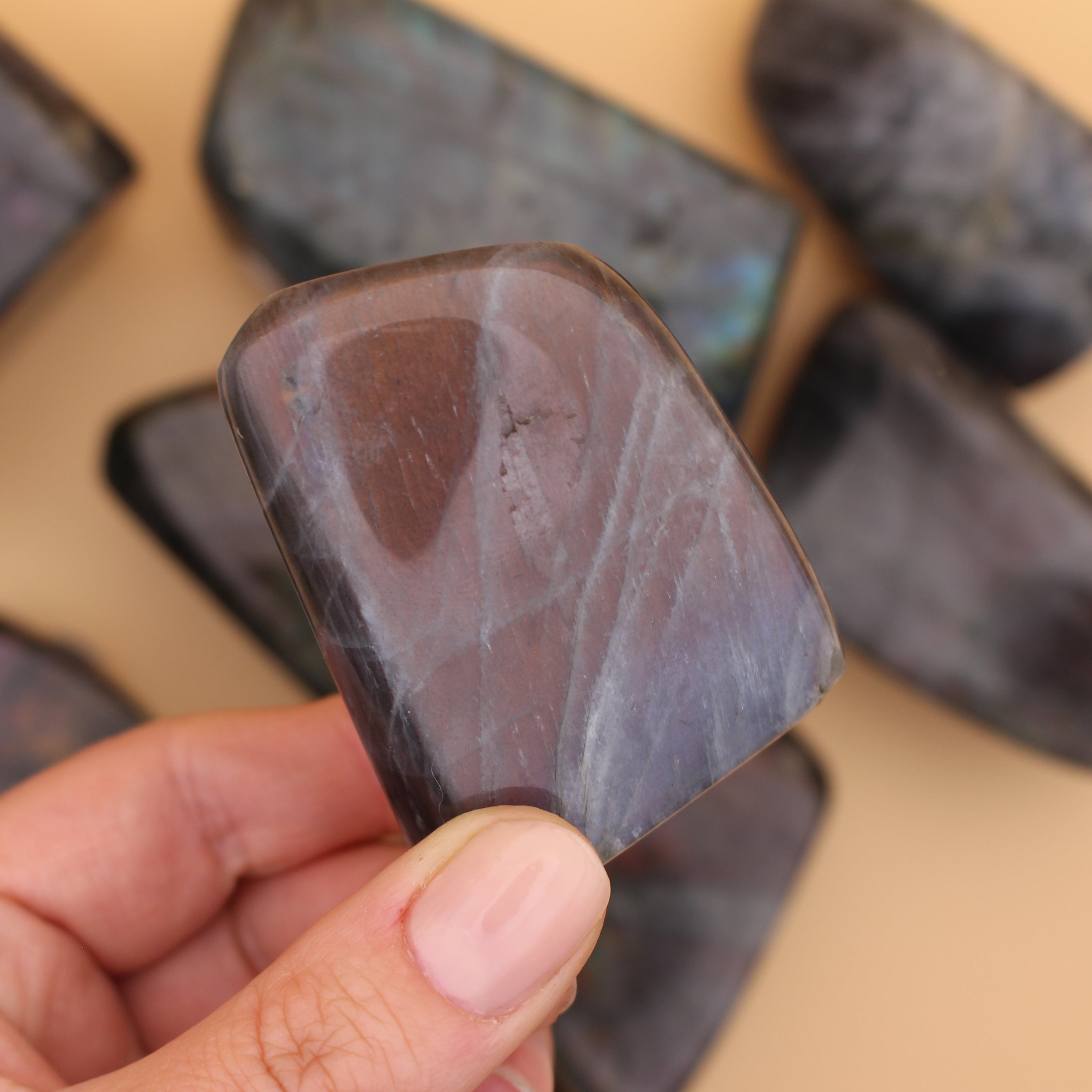 Labradorite Freeform – Pietra protettiva scintillante per intuizione e trasformazione