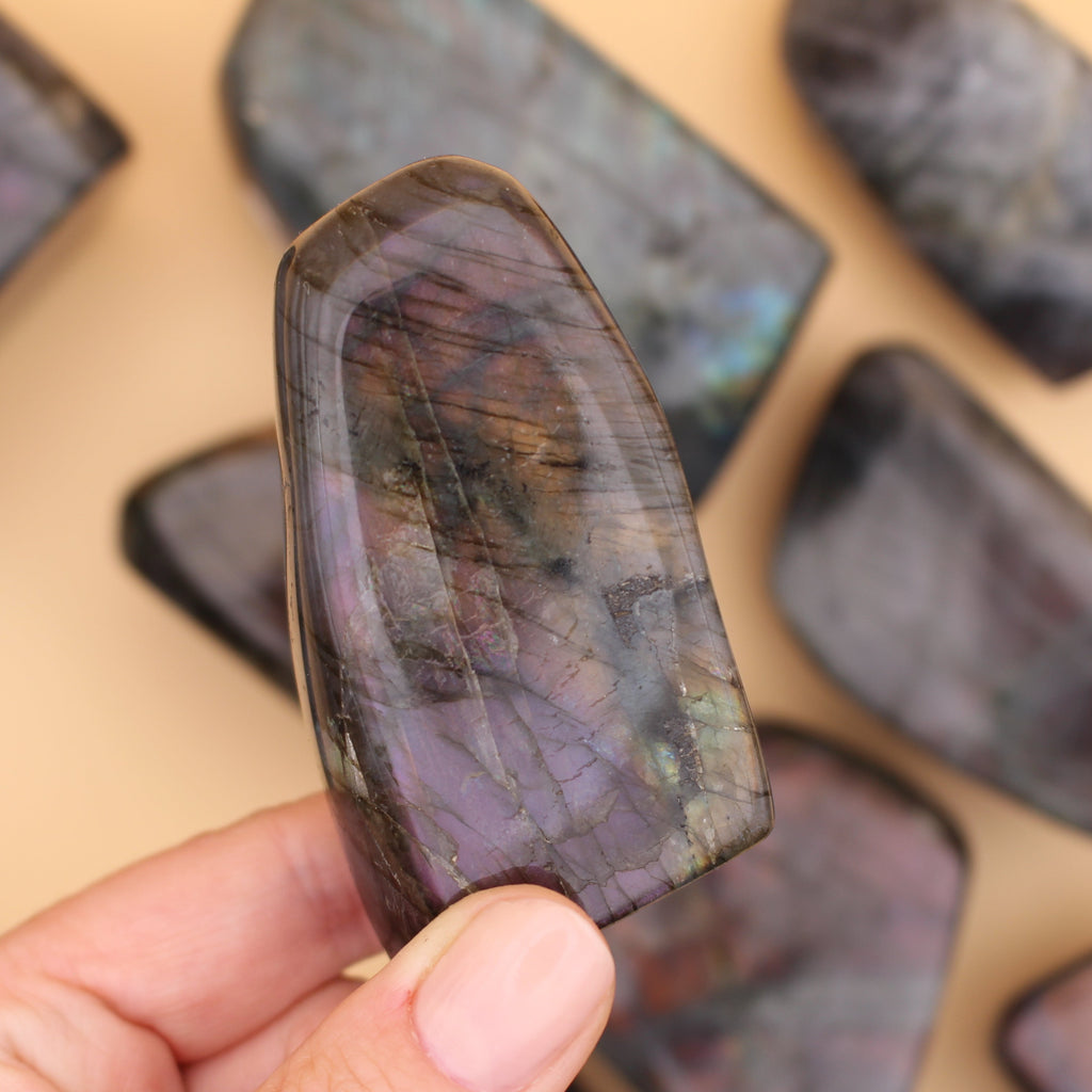 Labradorite Freeform – Pietra protettiva scintillante per intuizione e trasformazione