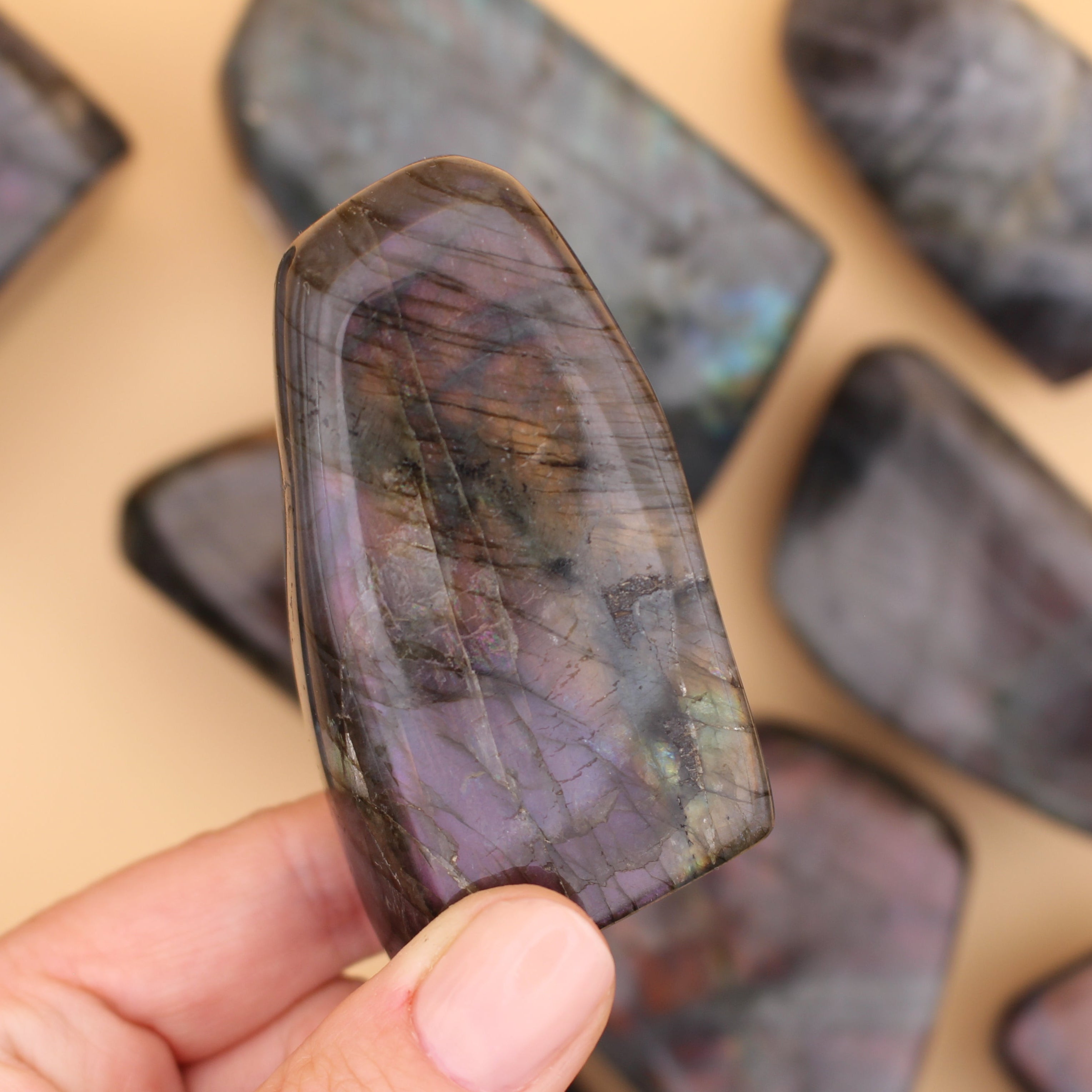 Labradorite Freeform – Pietra protettiva scintillante per intuizione e trasformazione
