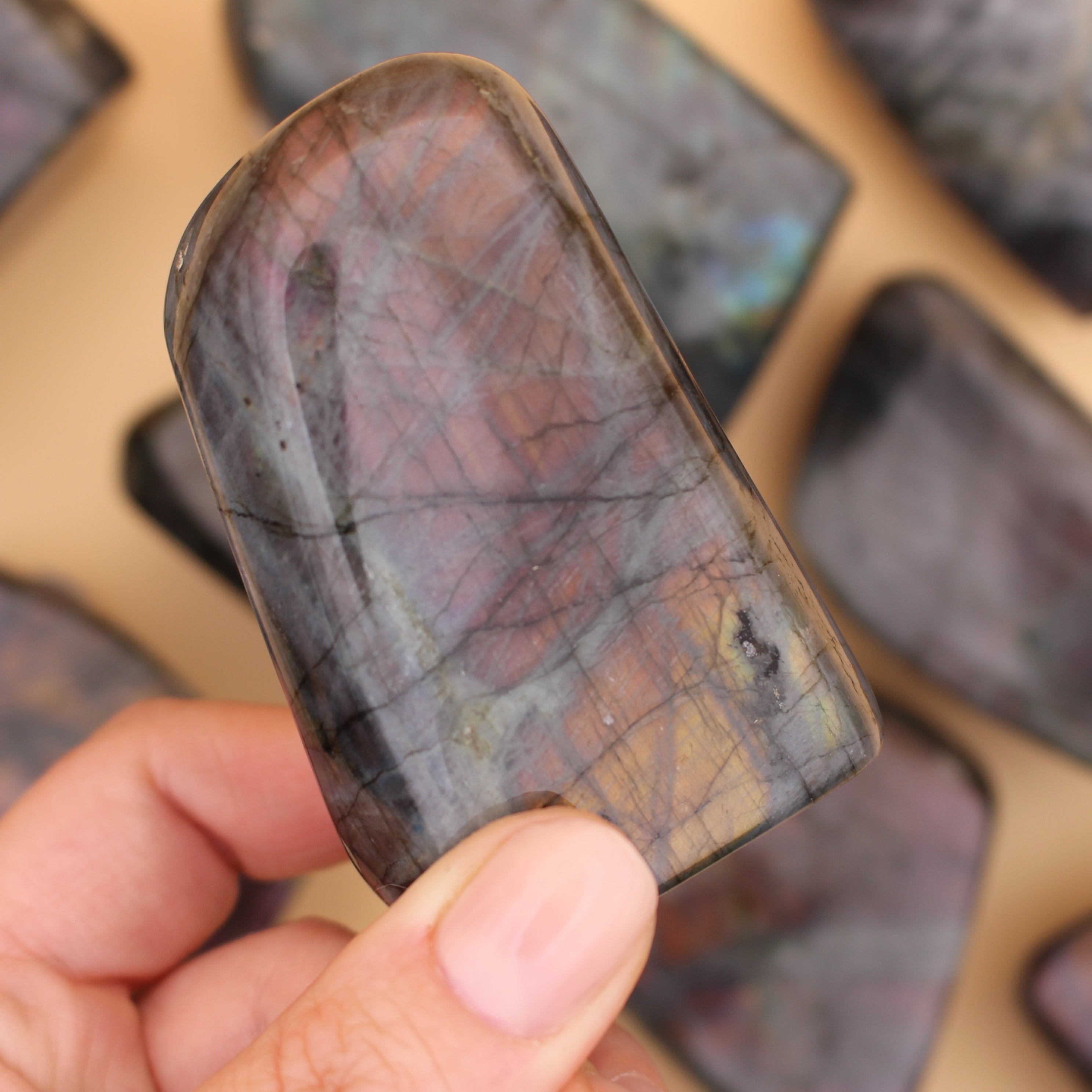 Labradorite Freeform – Pietra protettiva scintillante per intuizione e trasformazione