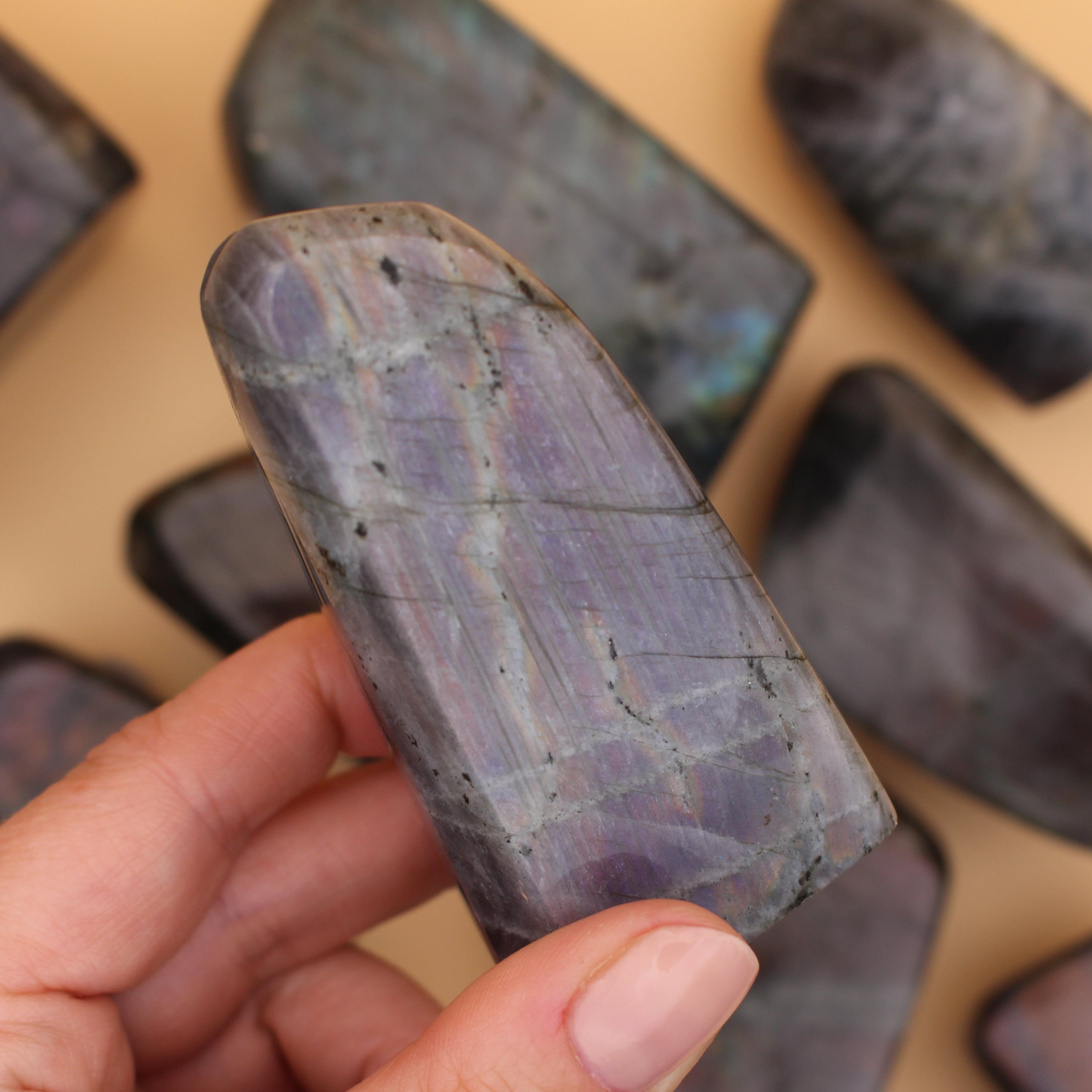 Labradorite Freeform – Pietra protettiva scintillante per intuizione e trasformazione