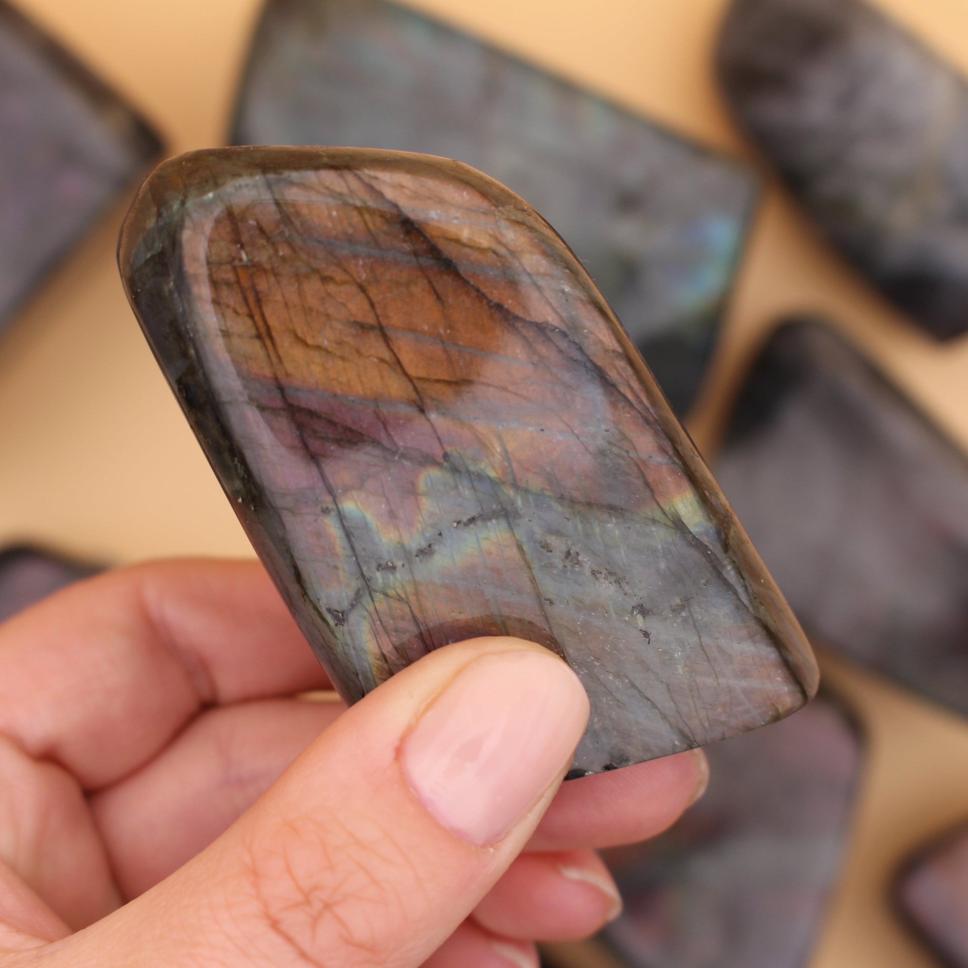 Labradorite Freeform – Pietra protettiva scintillante per intuizione e trasformazione