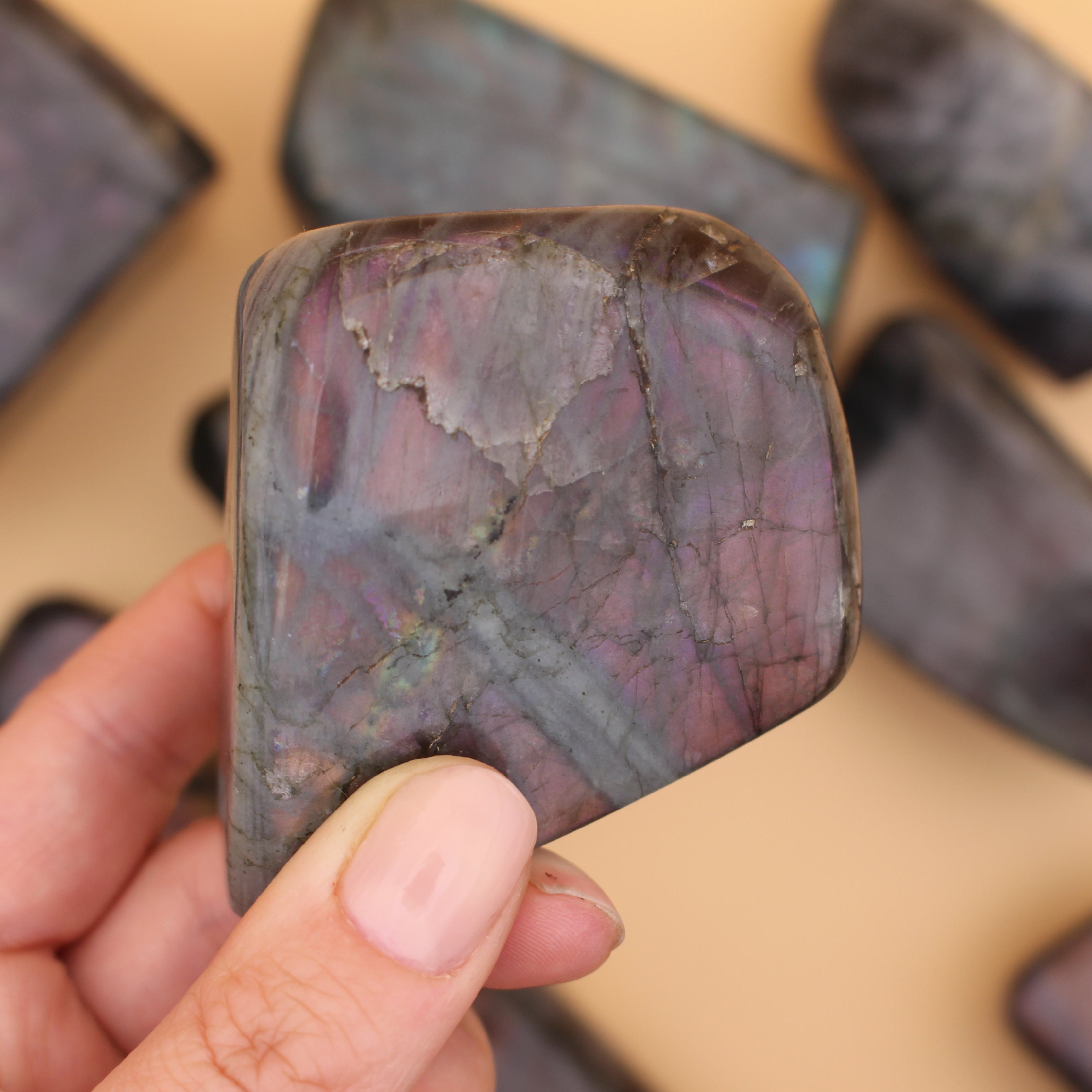 Labradorite Freeform – Pietra protettiva scintillante per intuizione e trasformazione