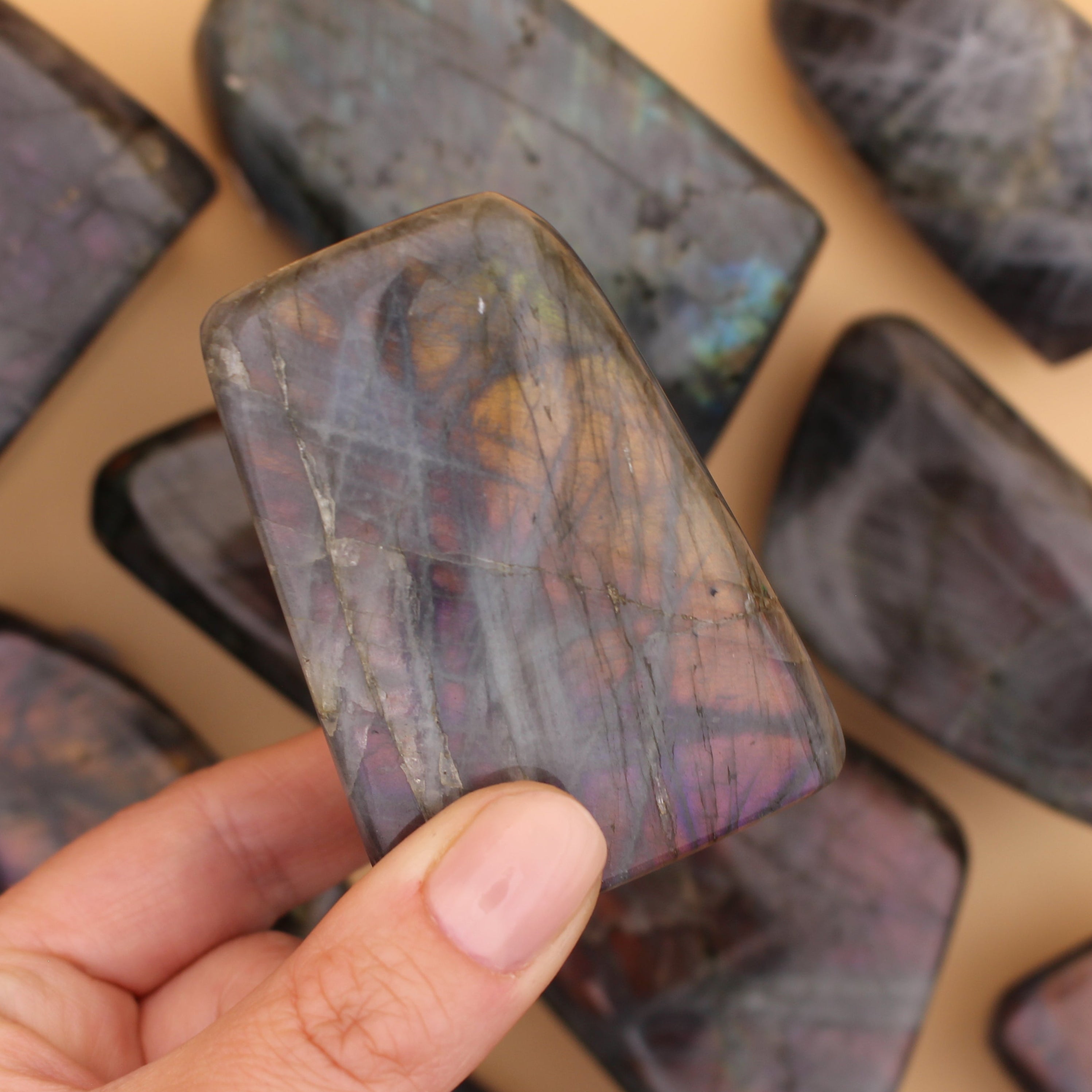 Labradorite Freeform – Pietra protettiva scintillante per intuizione e trasformazione