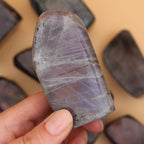 Labradorite Freeform – Pietra protettiva scintillante per intuizione e trasformazione