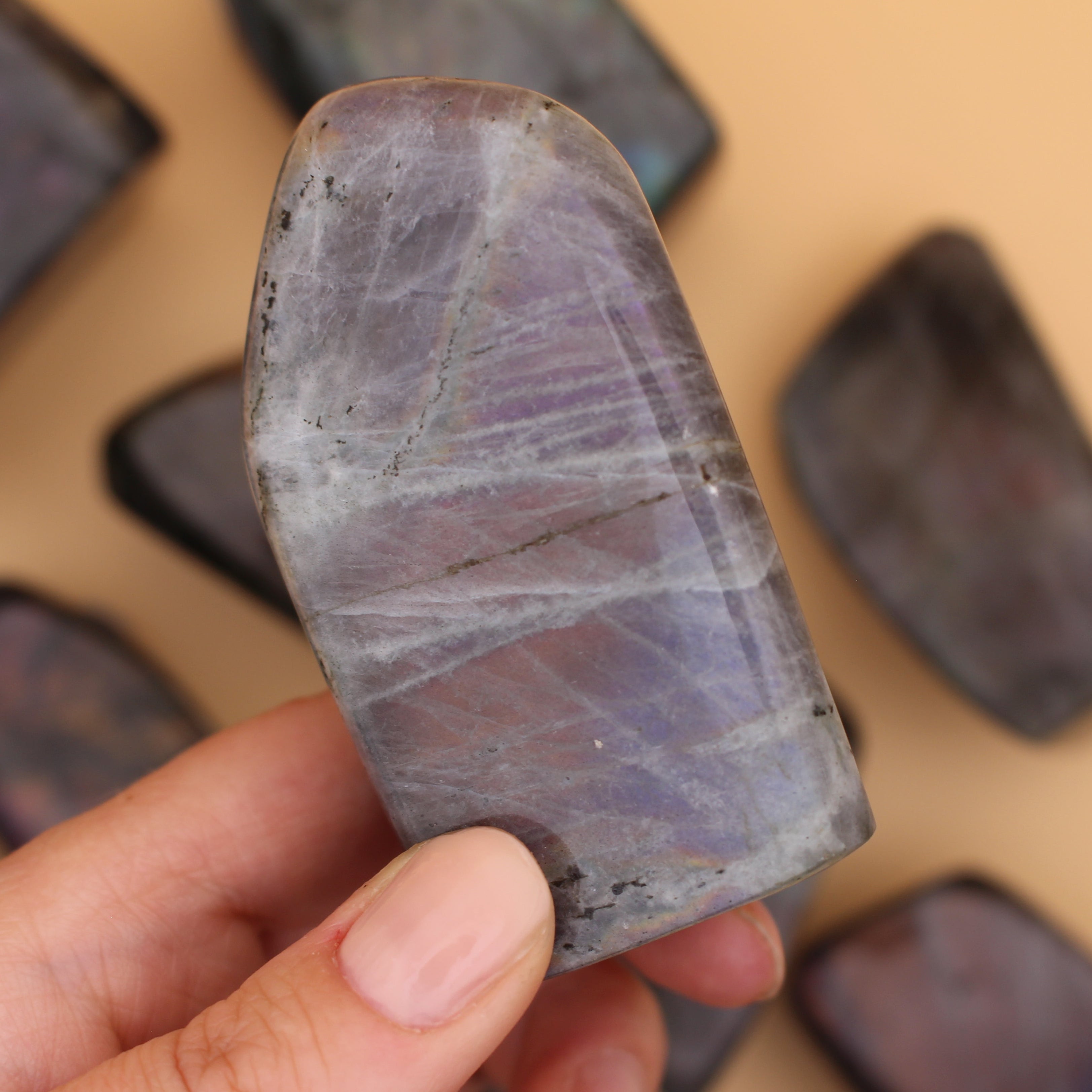 Labradorite Freeform – Pietra protettiva scintillante per intuizione e trasformazione