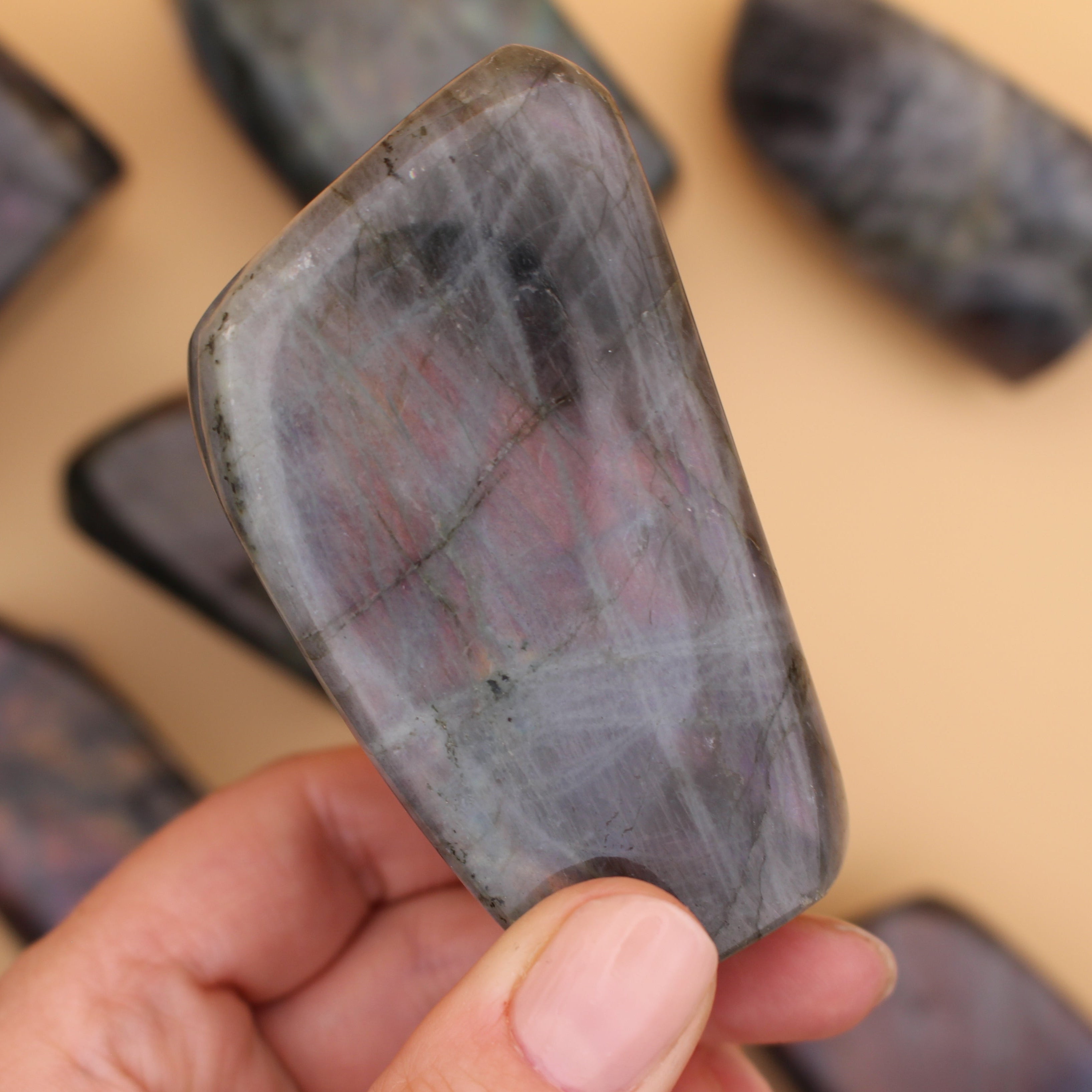 Labradorite Freeform – Pietra protettiva scintillante per intuizione e trasformazione