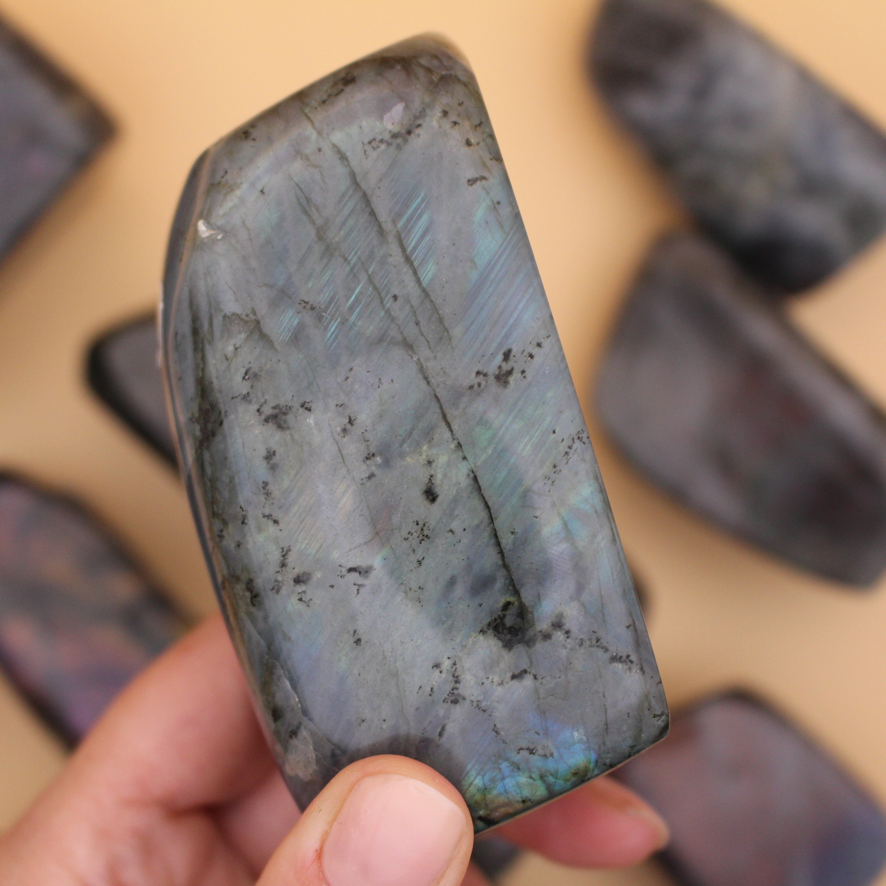 Labradorite Freeform – Pietra protettiva scintillante per intuizione e trasformazione
