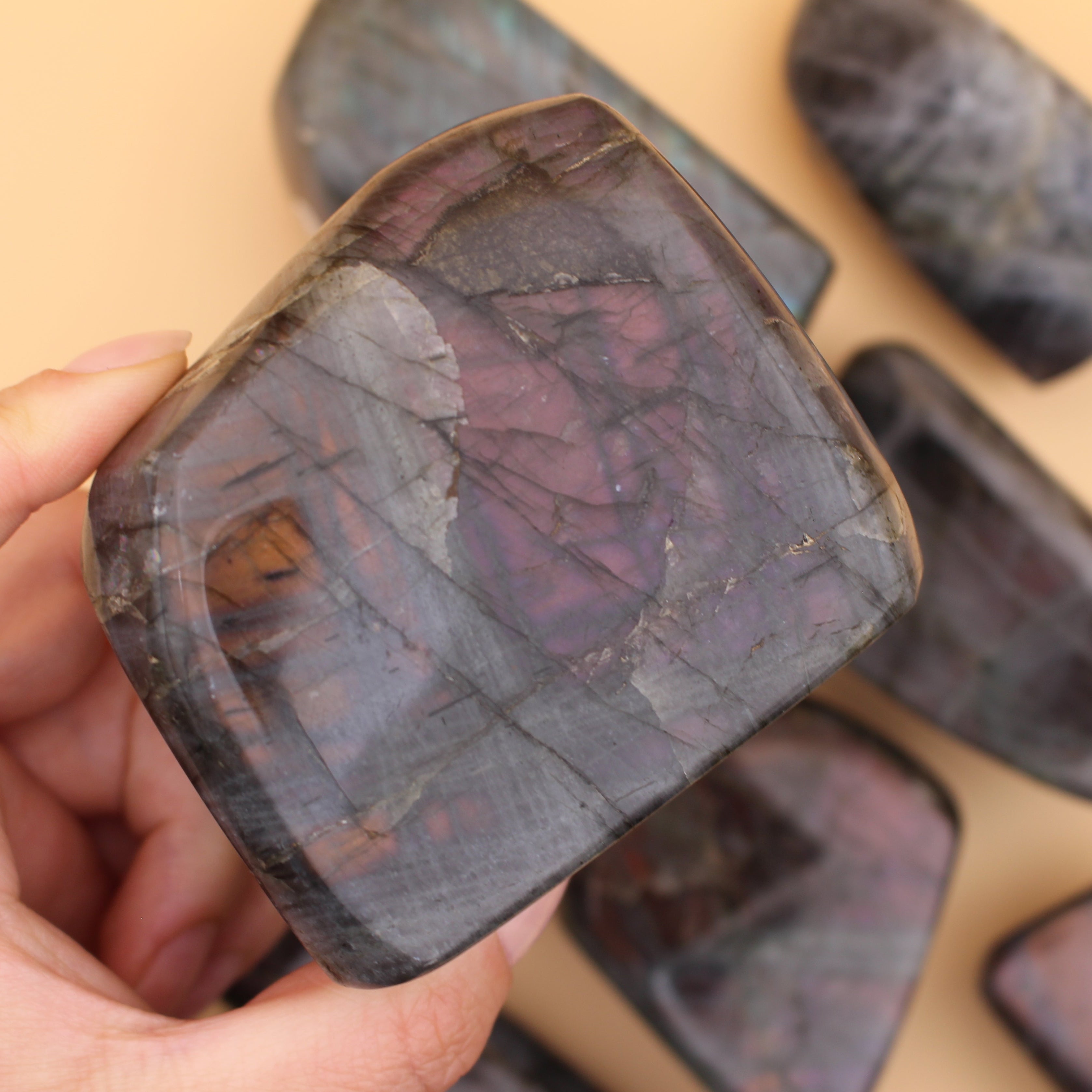 Labradorite Freeform – Pietra protettiva scintillante per intuizione e trasformazione