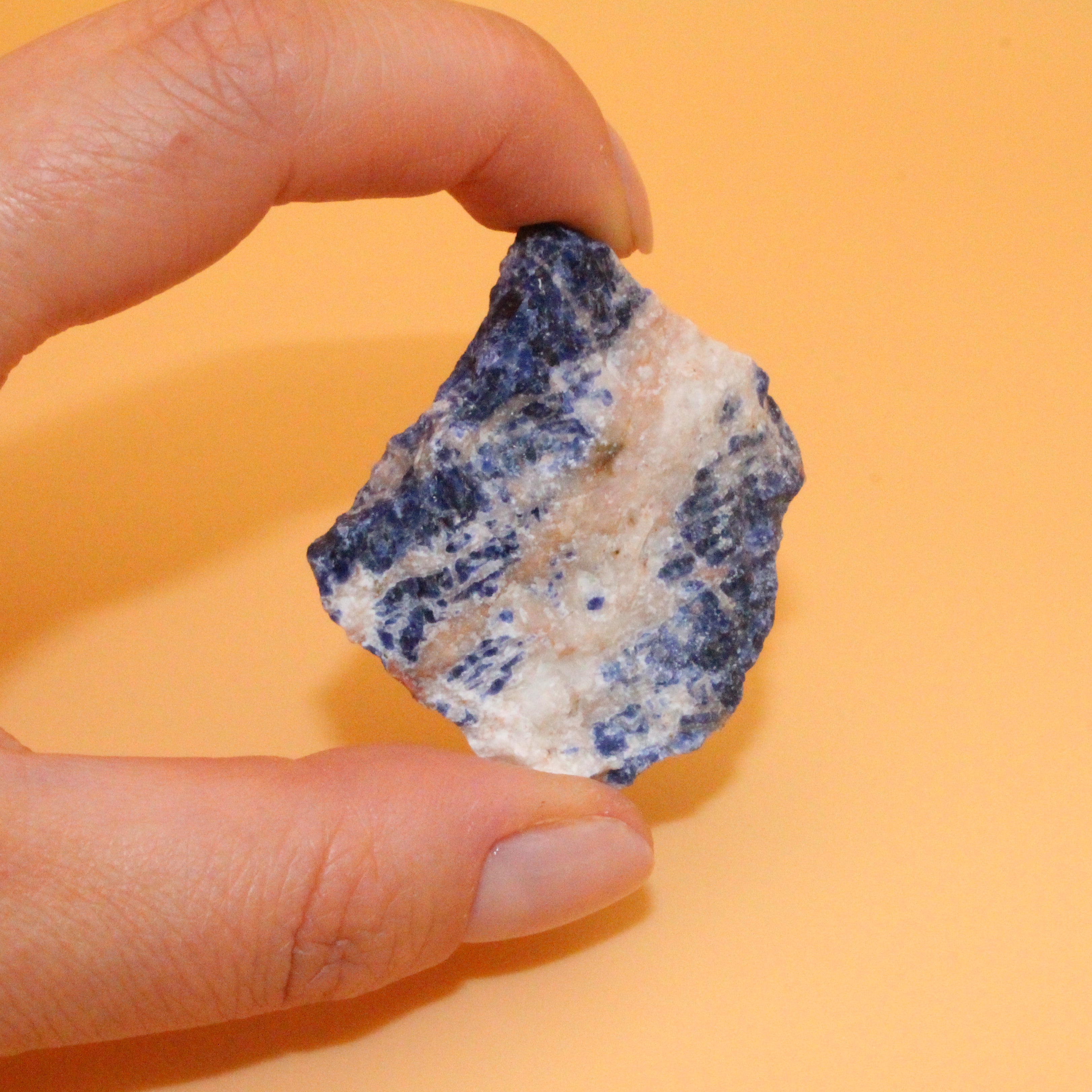 Pietra grezza di sodalite – pietra di chiarezza e intuizione