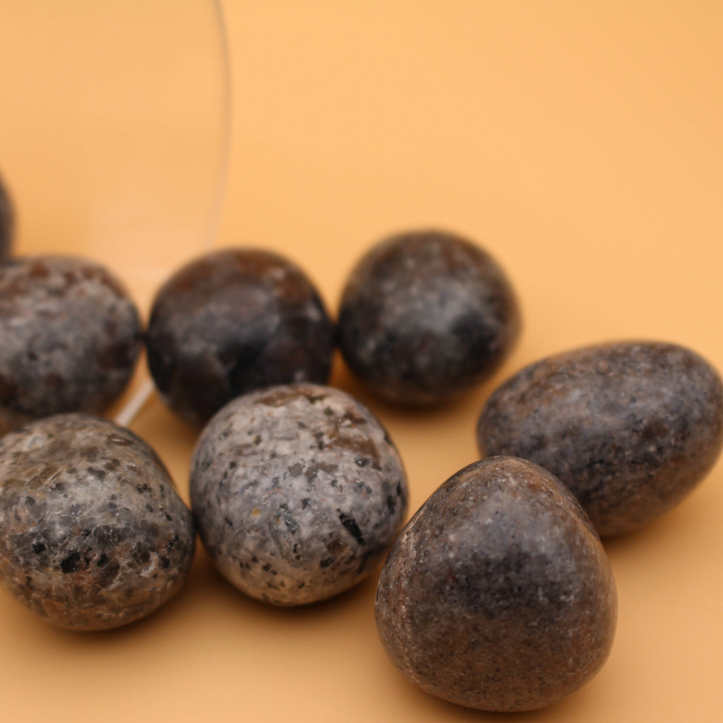 Pietra levigata Yooperlite – Compagno fluorescente per chiarezza ed espressività
