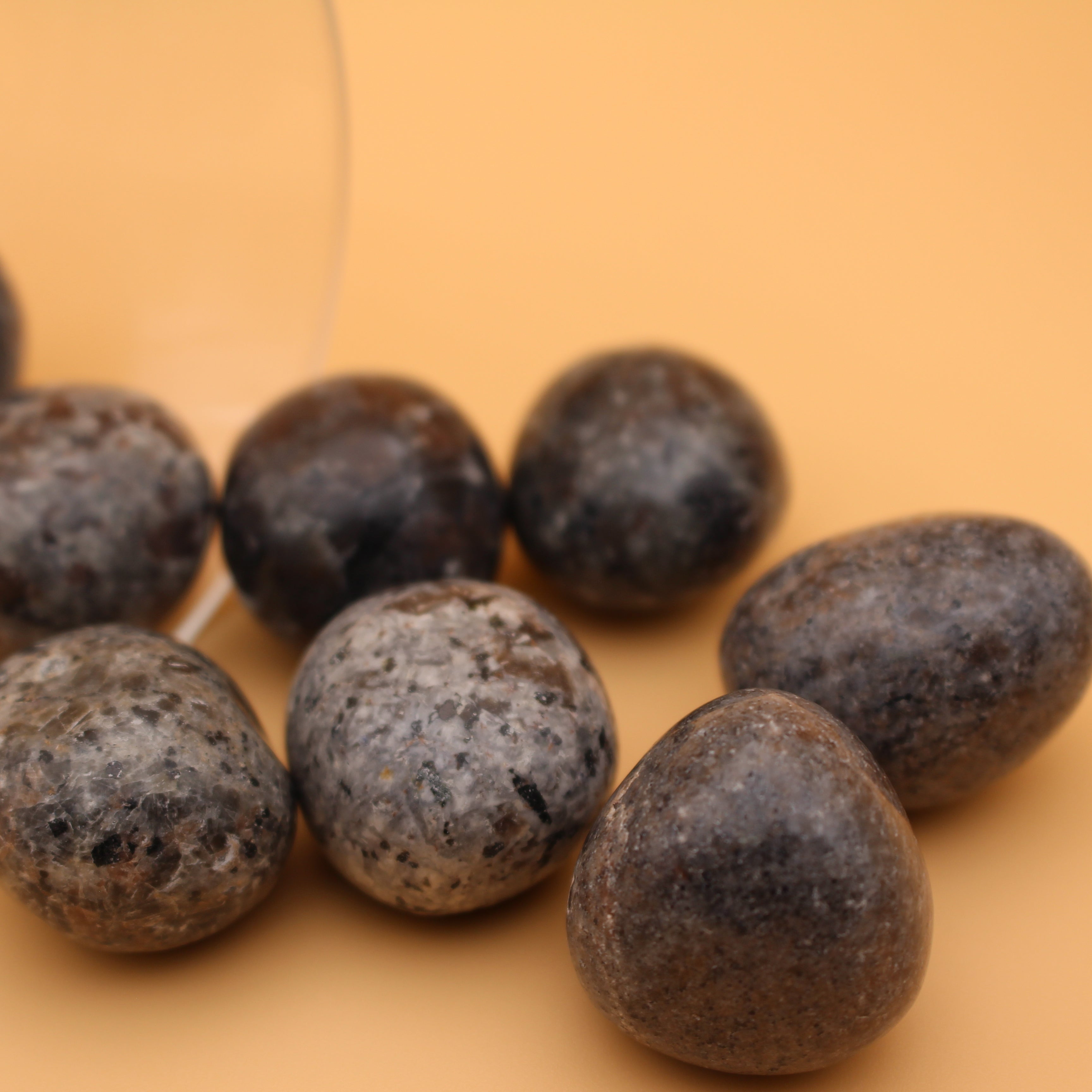 Pietra levigata Yooperlite – Compagno fluorescente per chiarezza ed espressività