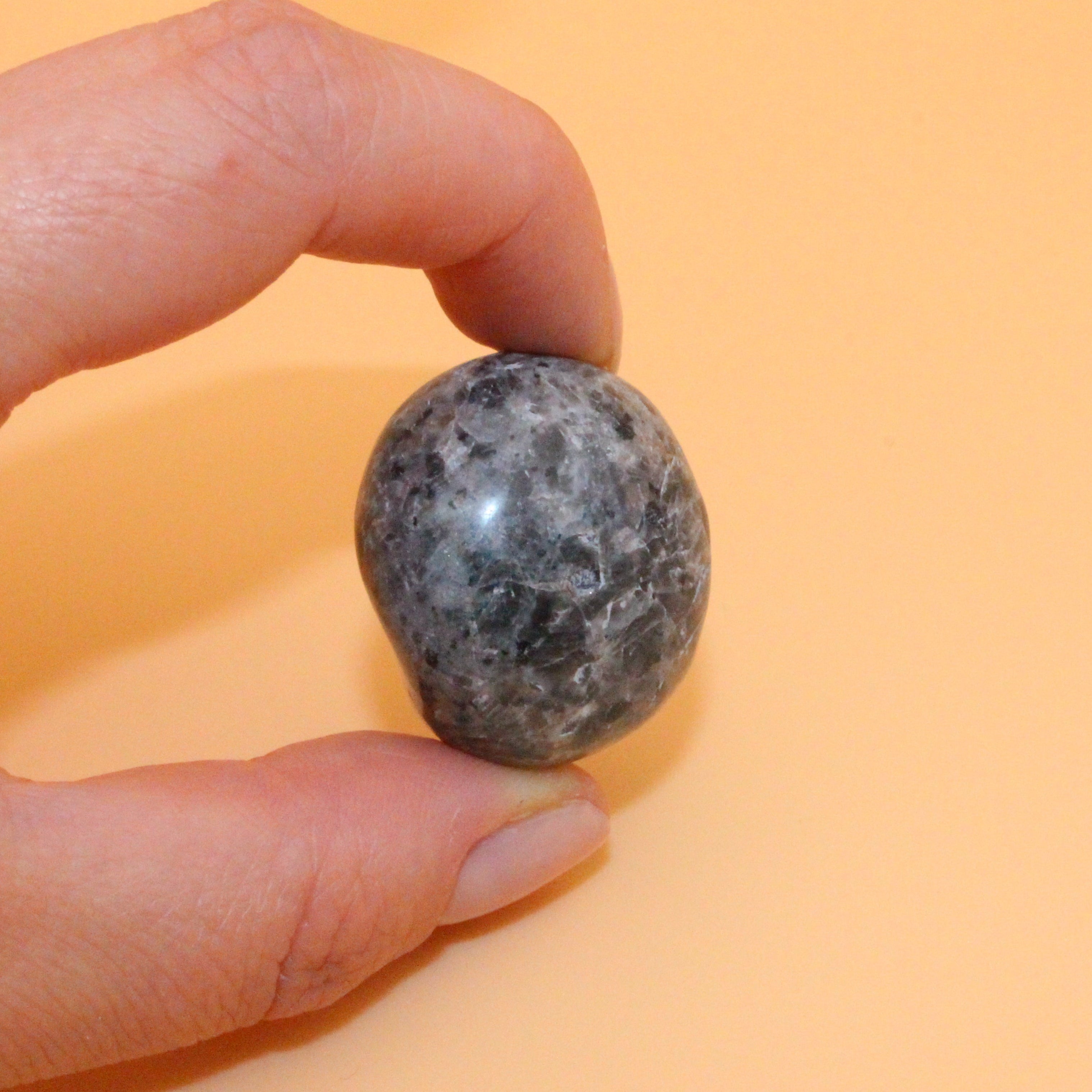Pietra levigata Yooperlite – Compagno fluorescente per chiarezza ed espressività