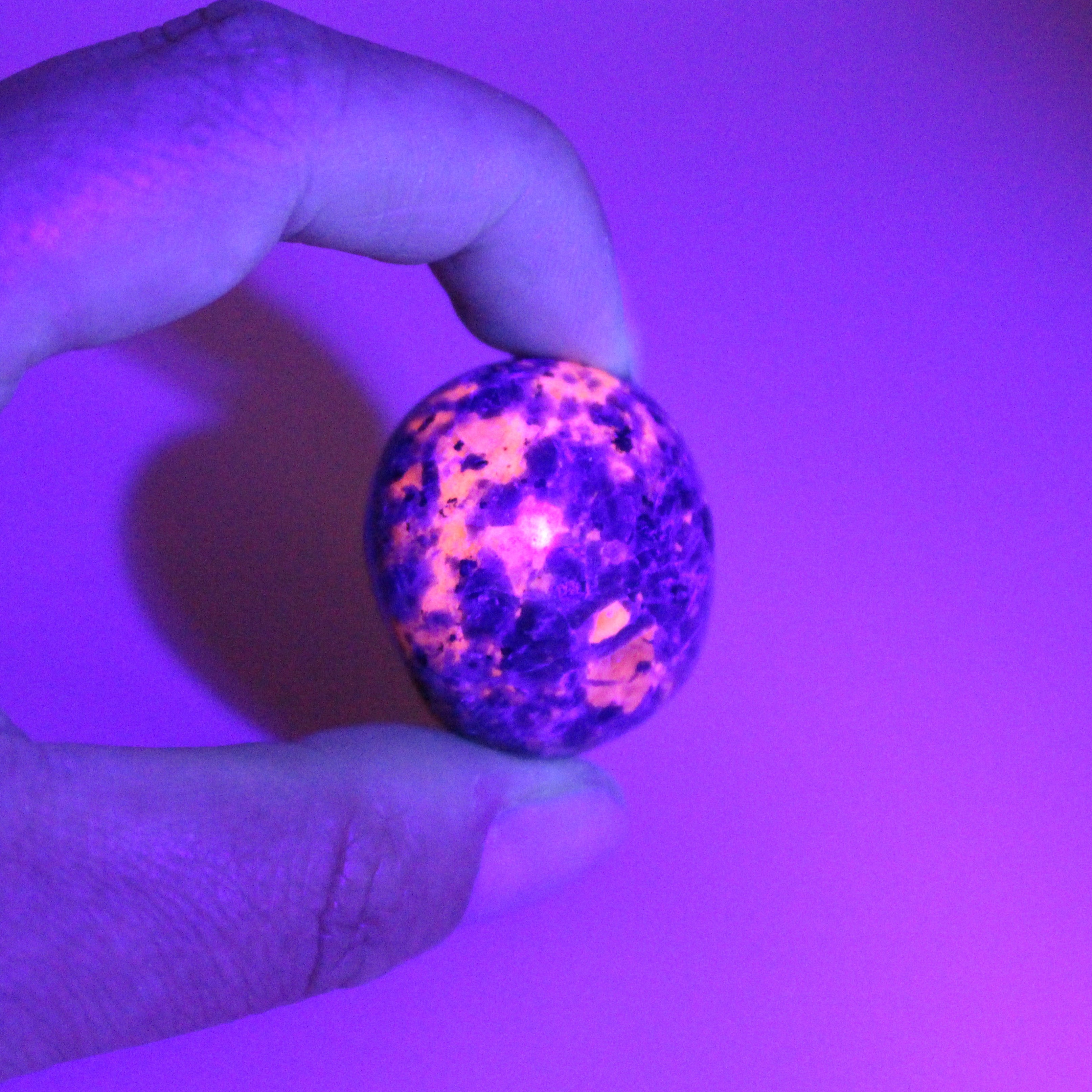 Pietra levigata Yooperlite – Compagno fluorescente per chiarezza ed espressività