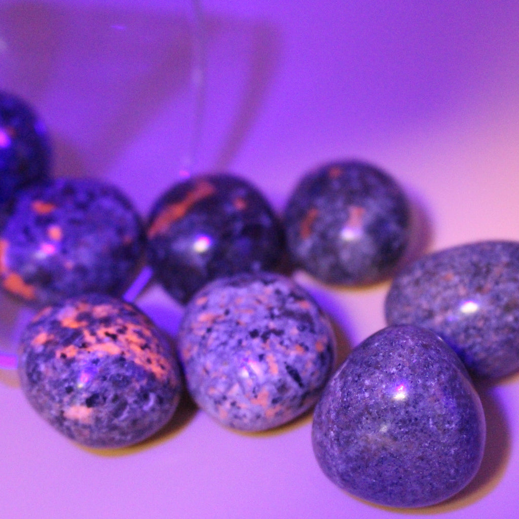 Pietra levigata Yooperlite – Compagno fluorescente per chiarezza ed espressività