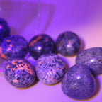 Pietra levigata Yooperlite – Compagno fluorescente per chiarezza ed espressività